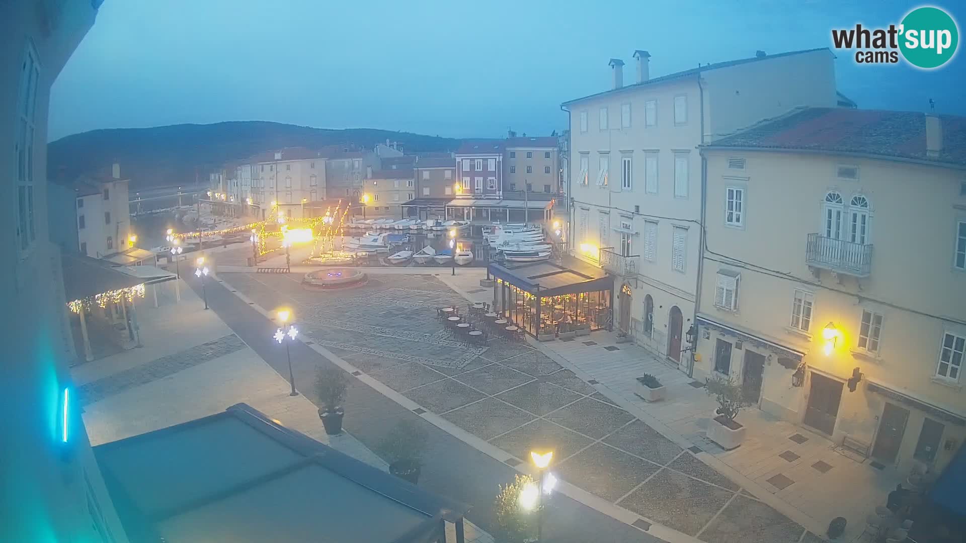 Cámara en vivo ciudad de Cres – plaza principal y “mandrač” – isla de Cres – Croacia