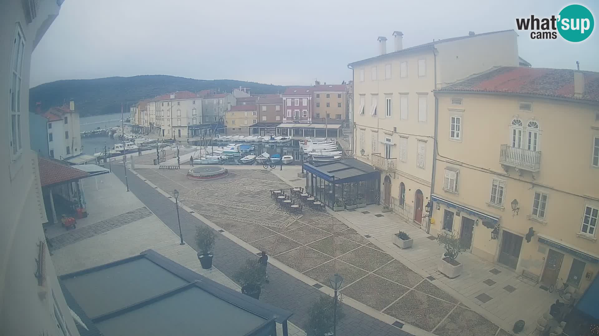 Cámara en vivo ciudad de Cres – plaza principal y “mandrač” – isla de Cres – Croacia
