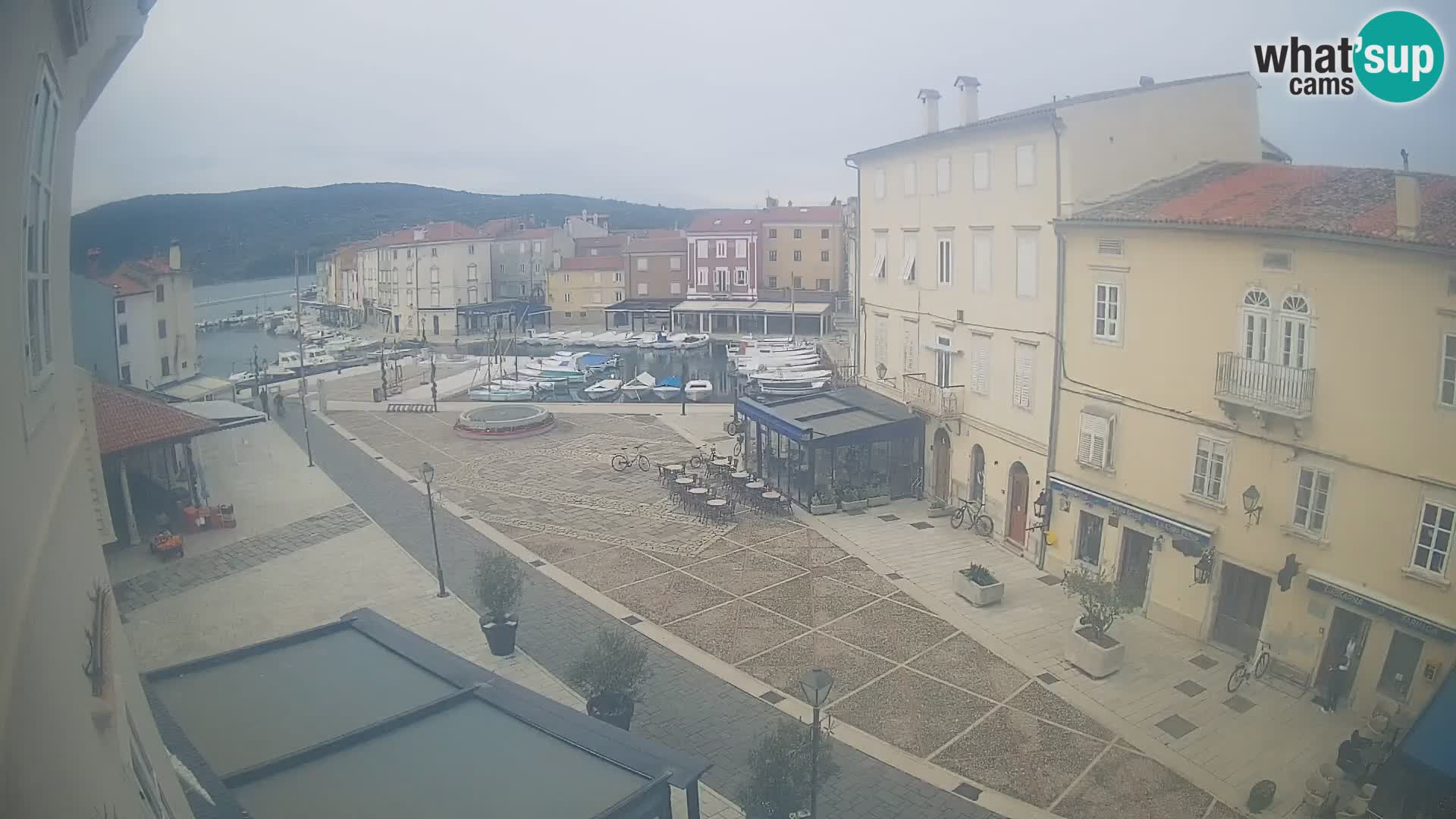 Web kamera Grad Cres – glavni trg i “mandrač” – otok Cres