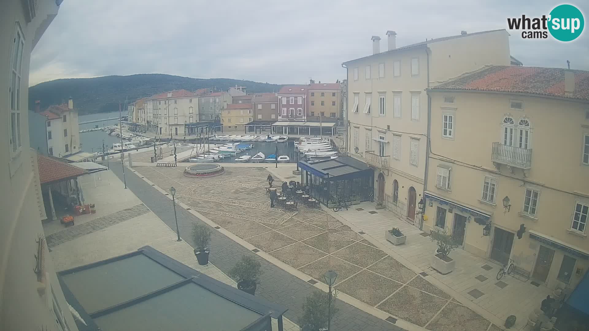 V ŽIVO spletna kamera Cres mesto – glavni trg in “mandrač” – otok Cres – Hrvaška
