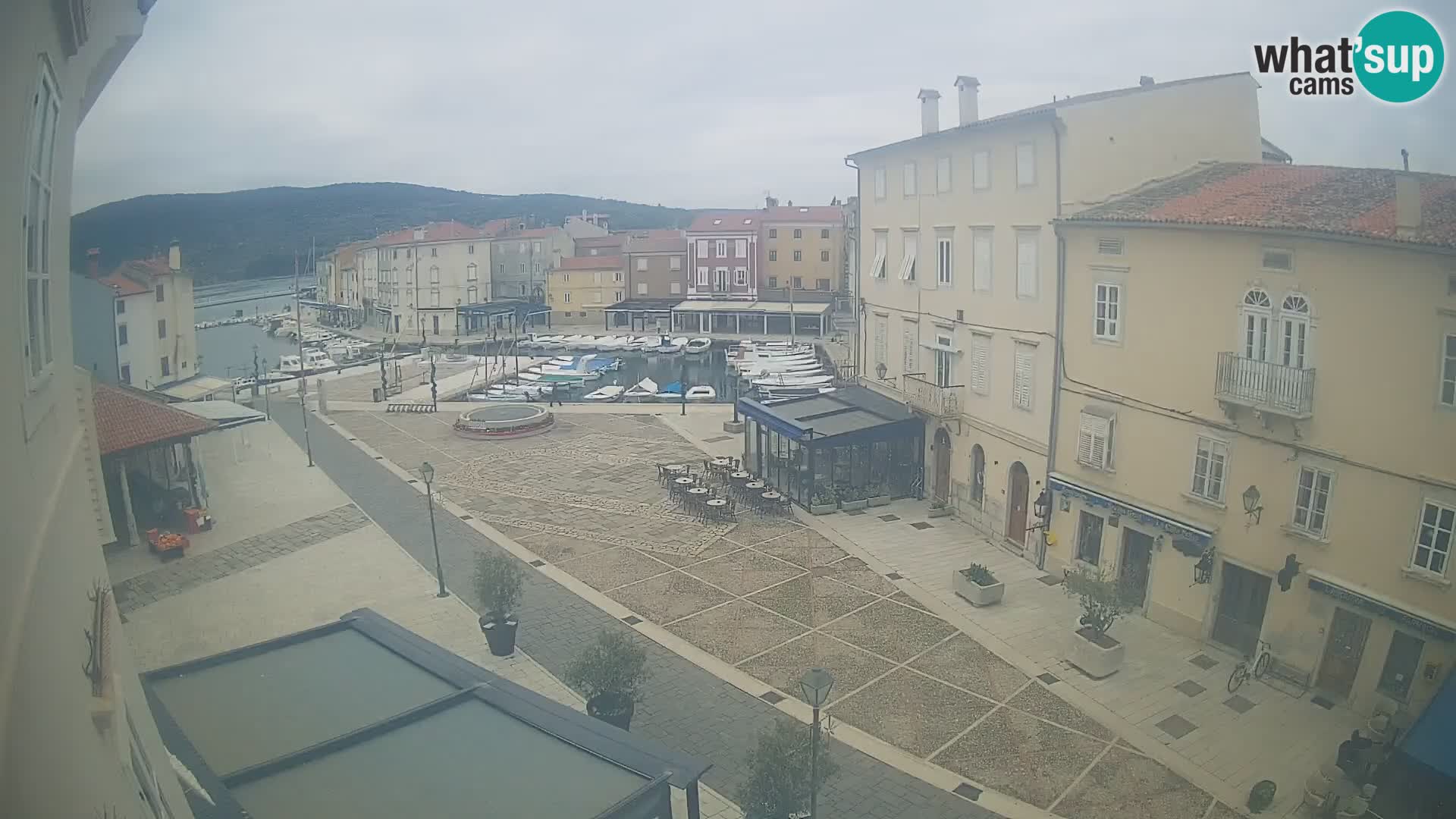 V ŽIVO spletna kamera Cres mesto – glavni trg in “mandrač” – otok Cres – Hrvaška