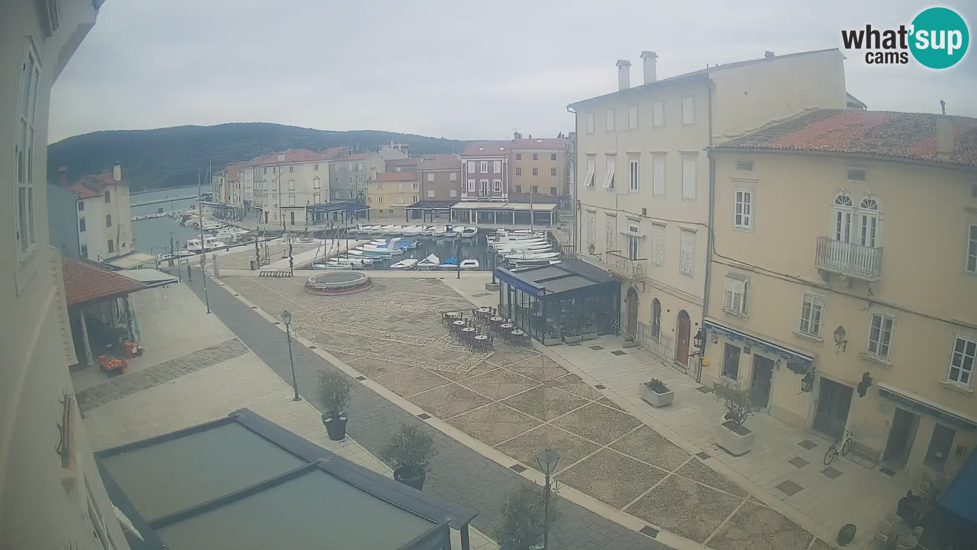 LIVE cam Cres city – place principale et “mandrač” – île de Cres – Croatie