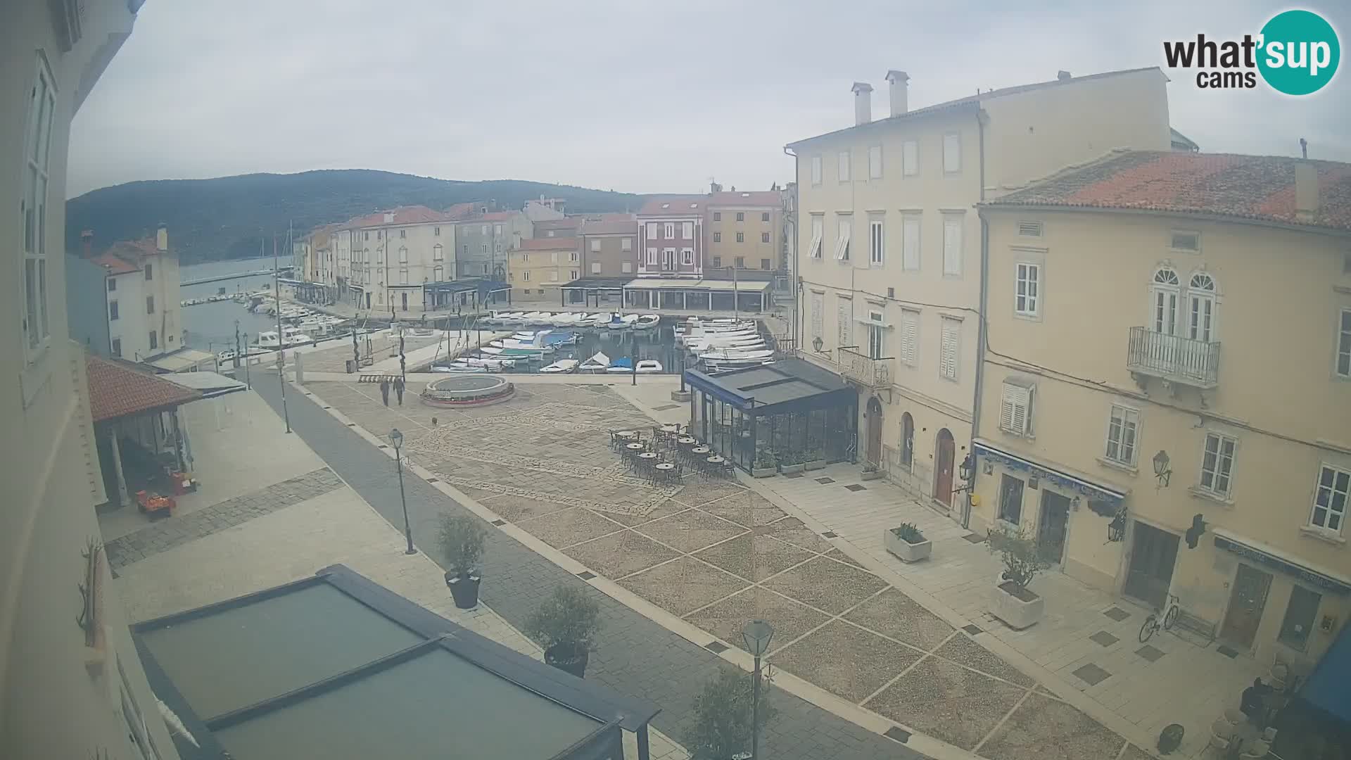 LIVE cam Cres city – place principale et “mandrač” – île de Cres – Croatie