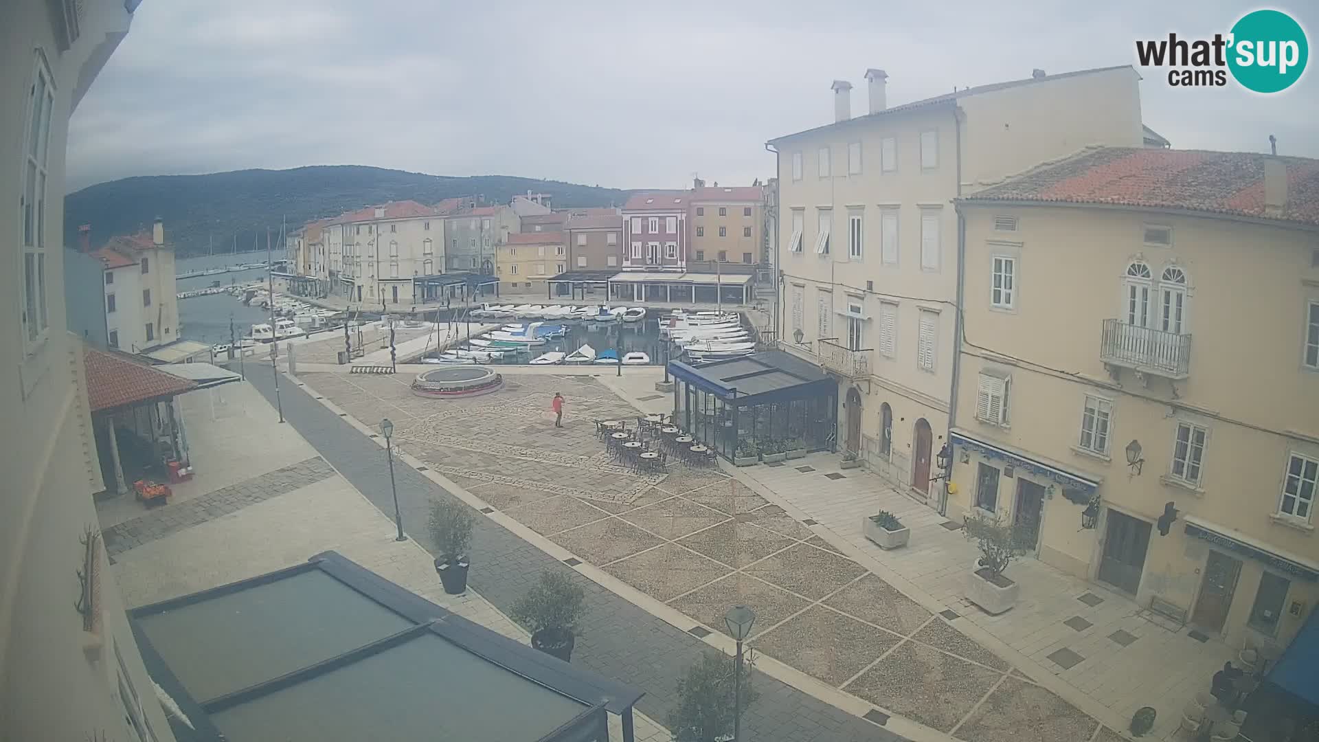 Web kamera Grad Cres – glavni trg i “mandrač” – otok Cres