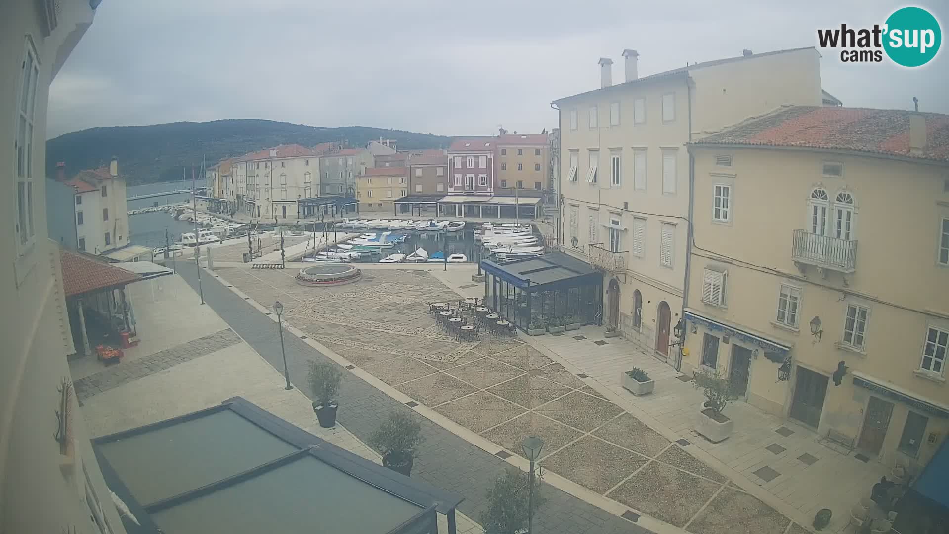 Web kamera Grad Cres – glavni trg i “mandrač” – otok Cres