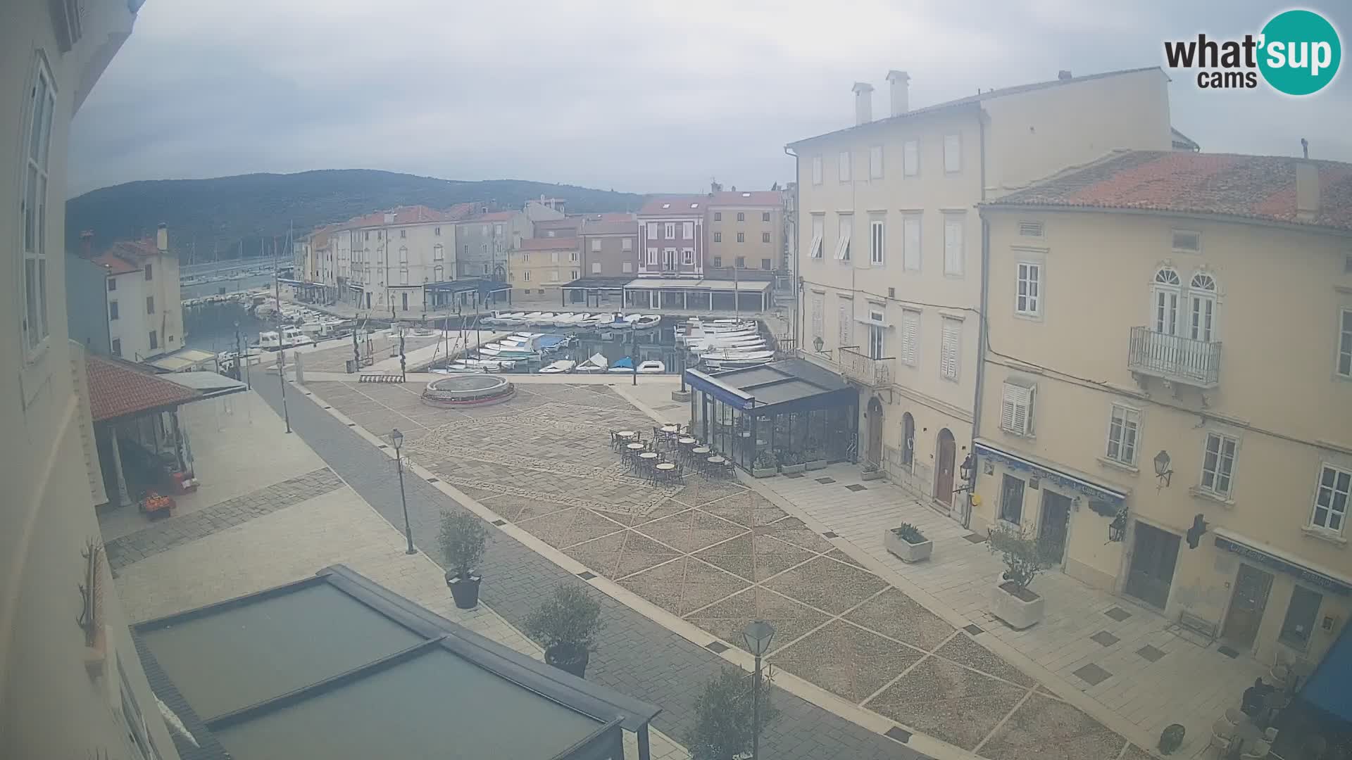 Web kamera Grad Cres – glavni trg i “mandrač” – otok Cres