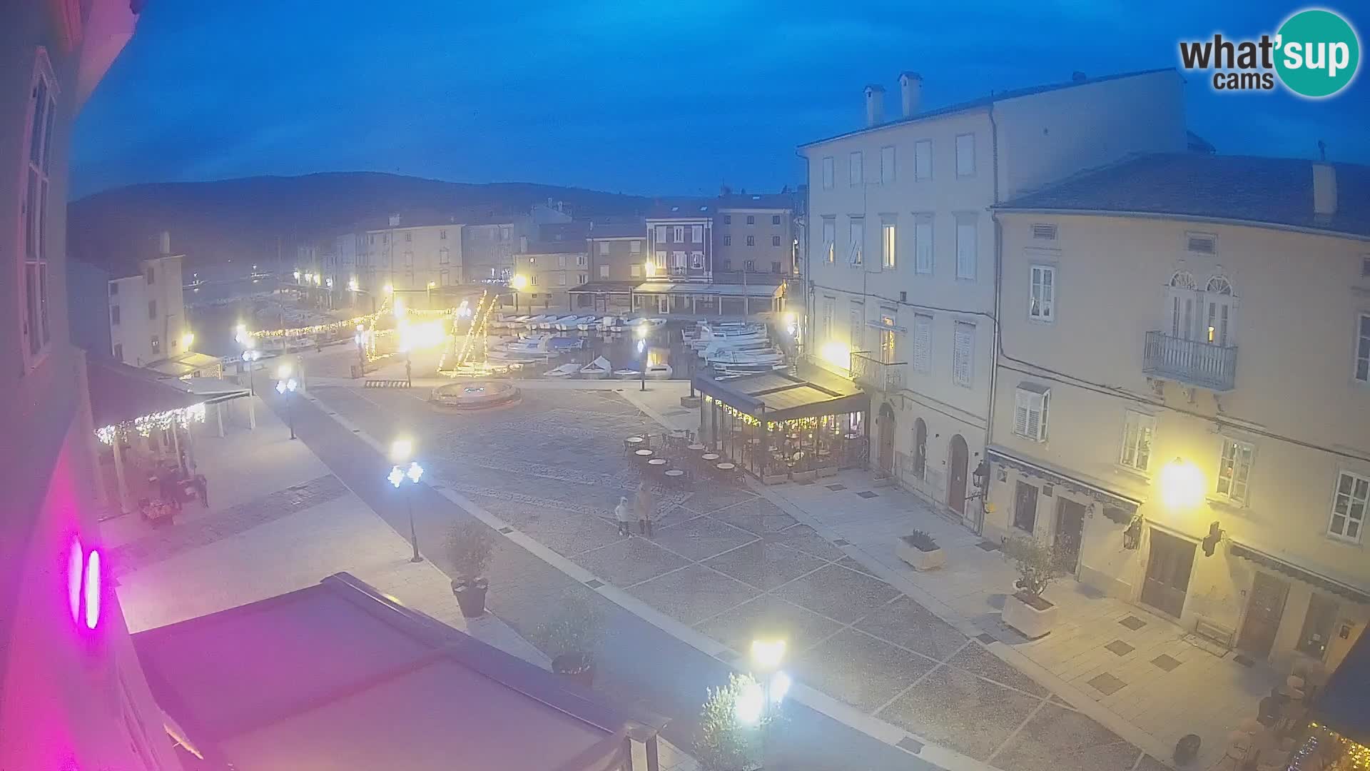 Web kamera Grad Cres – glavni trg i “mandrač” – otok Cres