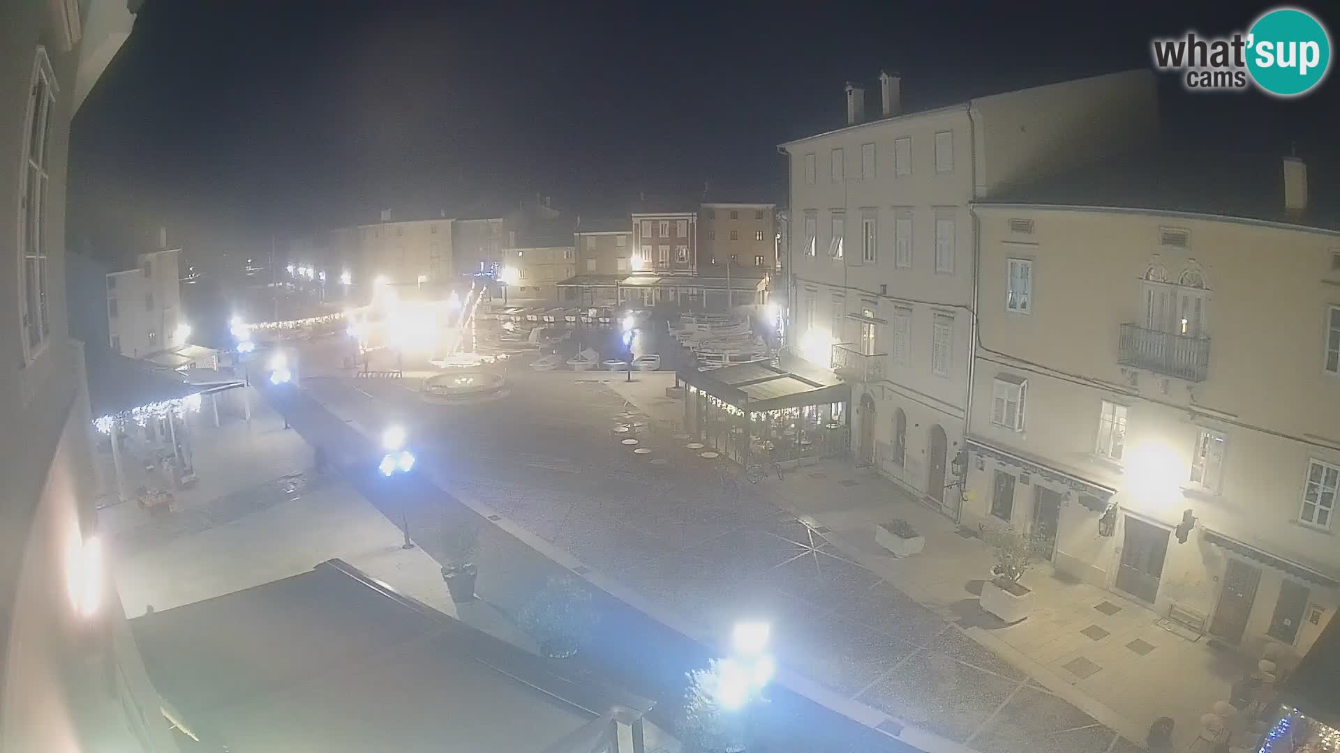 Web kamera Grad Cres – glavni trg i “mandrač” – otok Cres