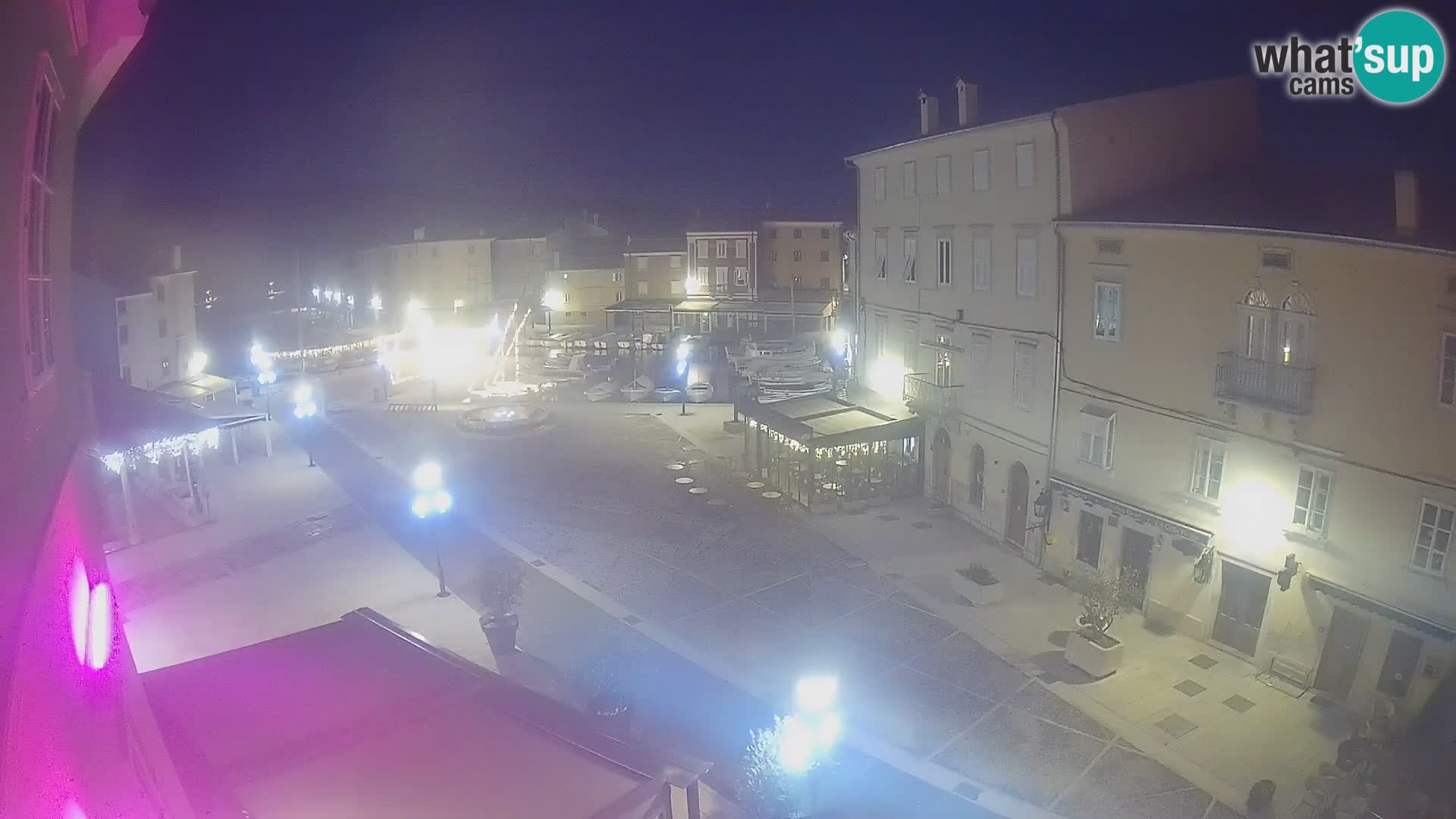 Web kamera Grad Cres – glavni trg i “mandrač” – otok Cres