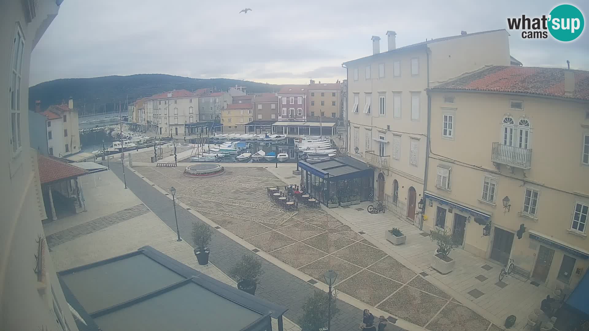 Web kamera Grad Cres – glavni trg i “mandrač” – otok Cres