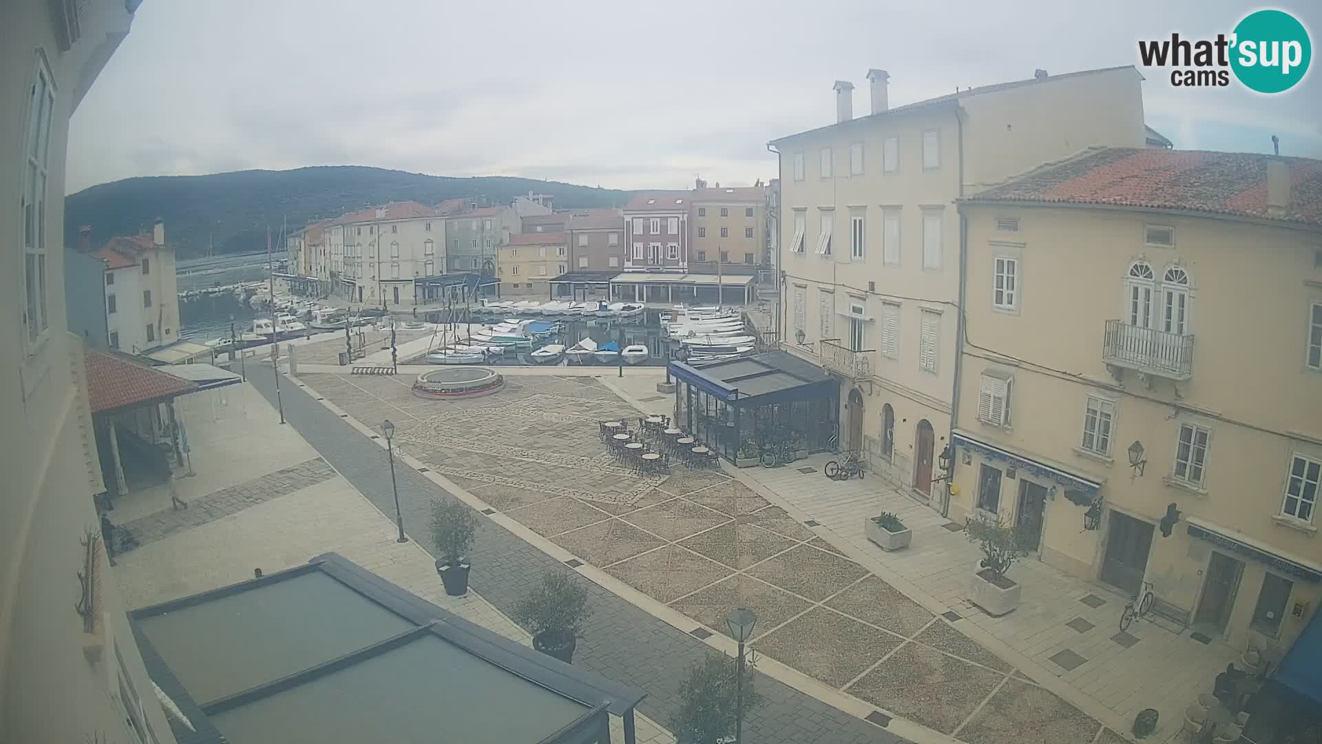 Web kamera Grad Cres – glavni trg i “mandrač” – otok Cres