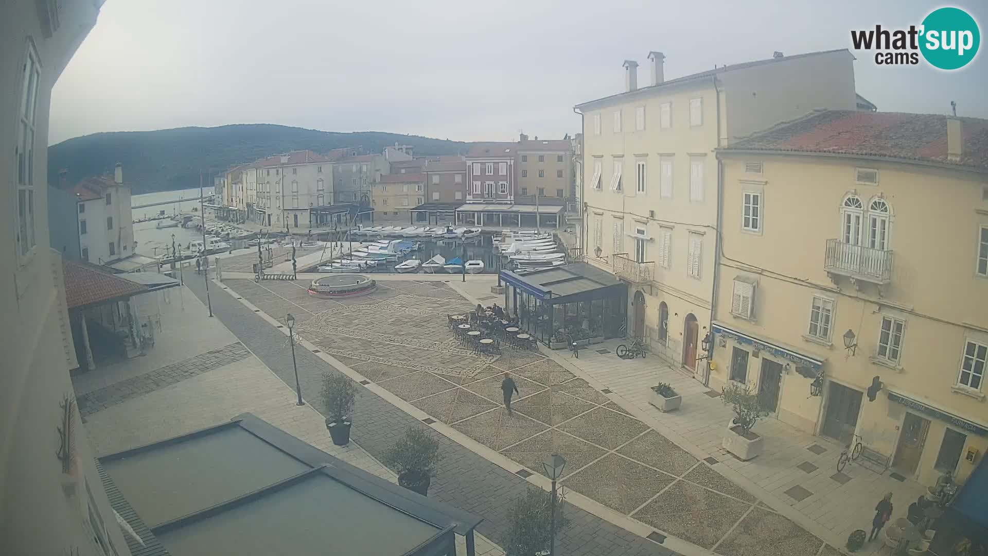 Cámara en vivo ciudad de Cres – plaza principal y “mandrač” – isla de Cres – Croacia