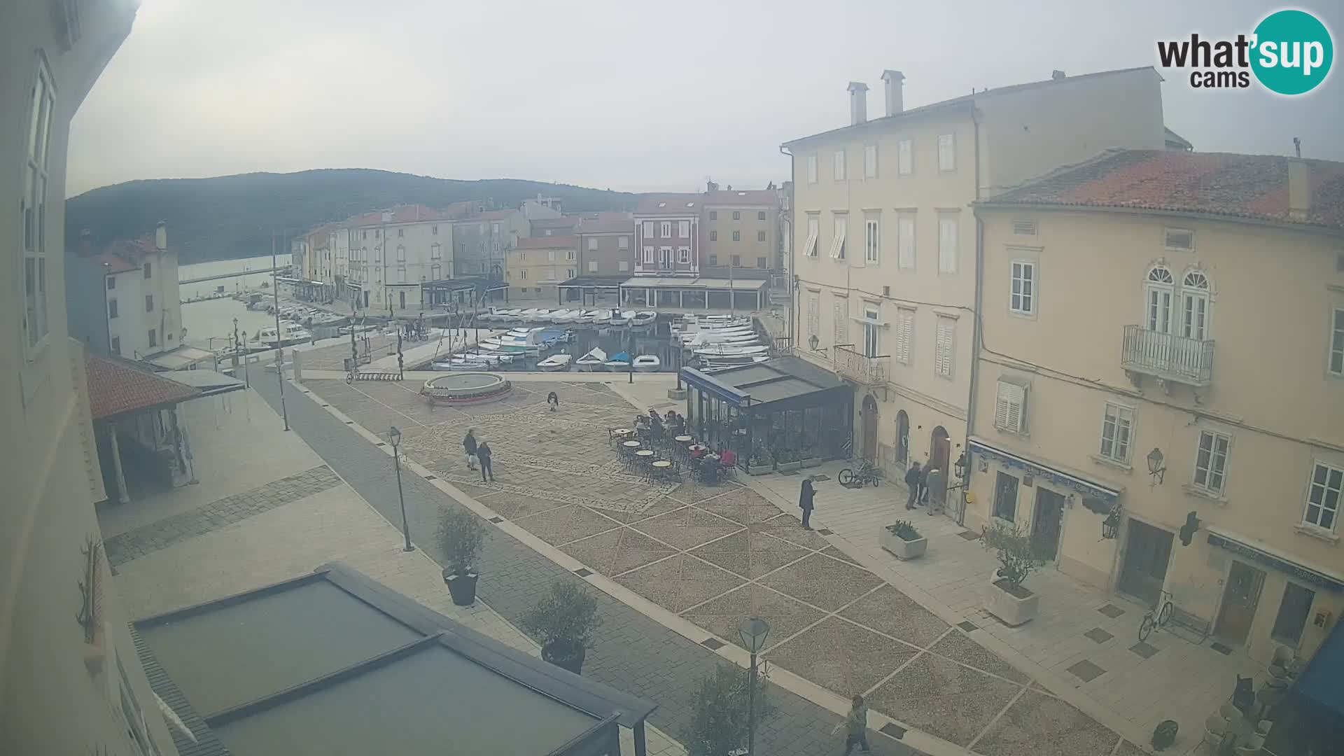 V ŽIVO spletna kamera Cres mesto – glavni trg in “mandrač” – otok Cres – Hrvaška