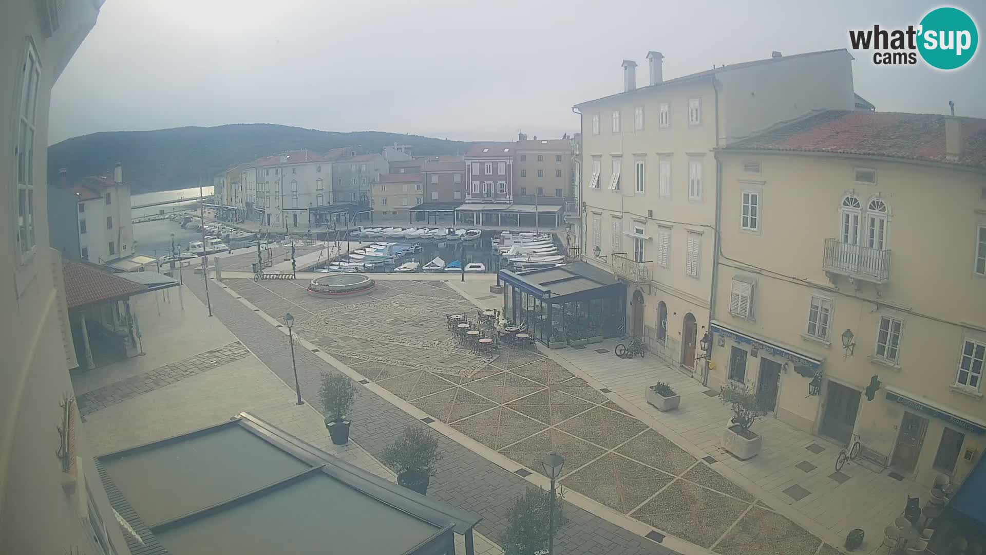 Cámara en vivo ciudad de Cres – plaza principal y “mandrač” – isla de Cres – Croacia