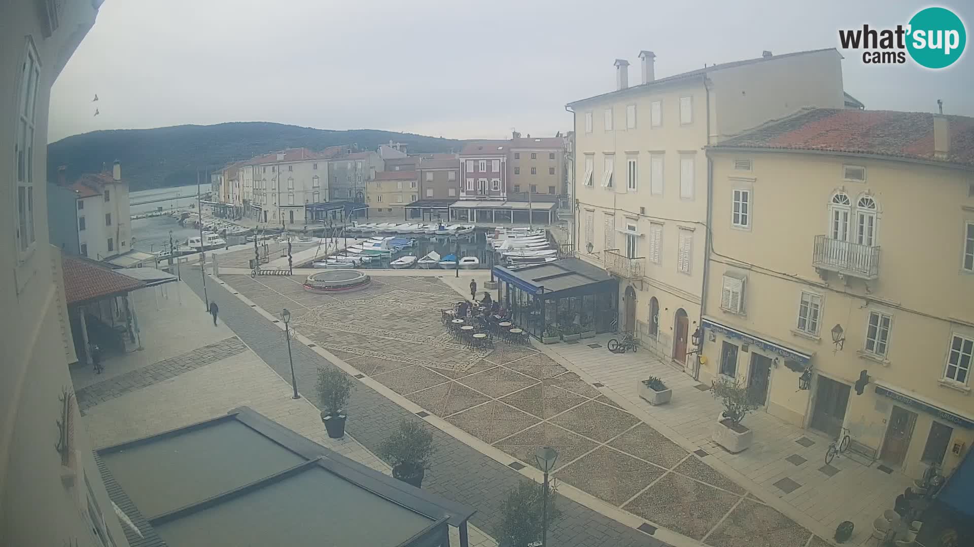 LIVE cam Cres city – place principale et “mandrač” – île de Cres – Croatie