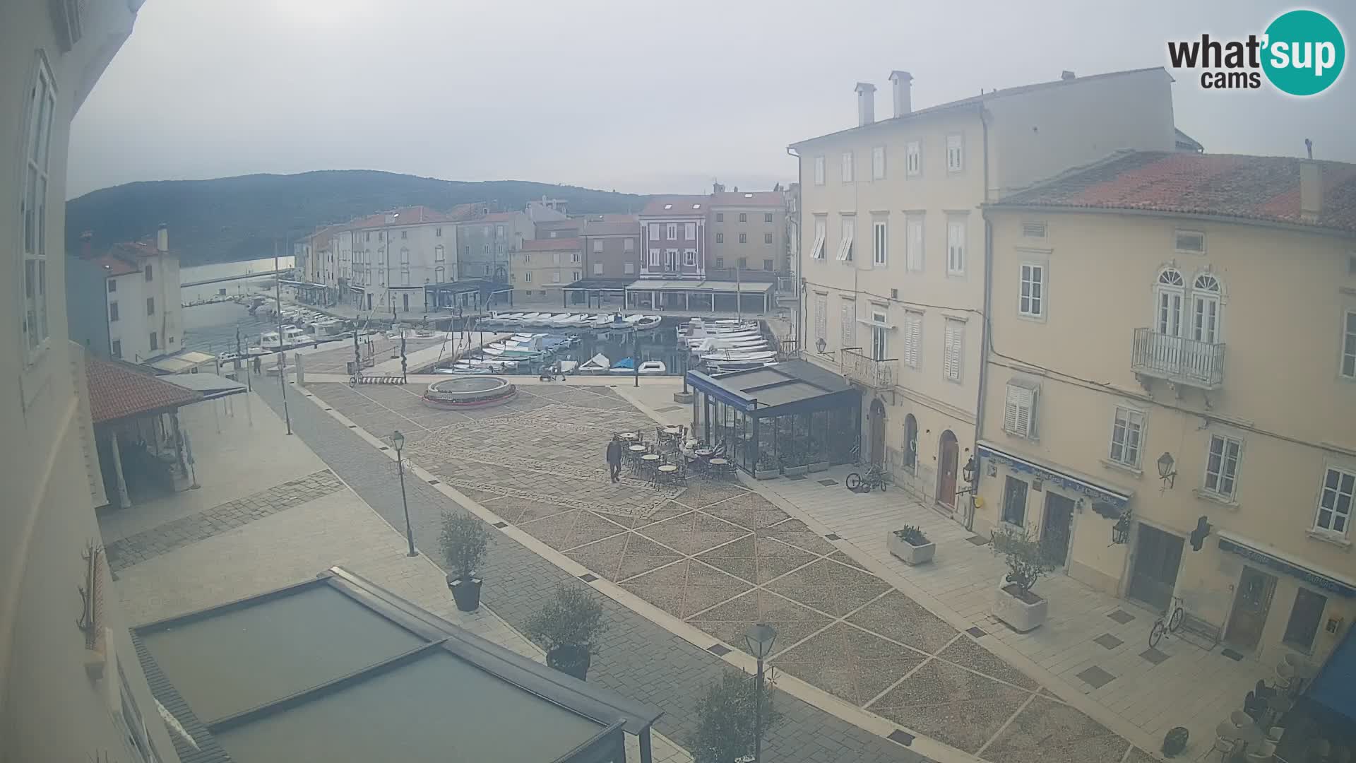 Cámara en vivo ciudad de Cres – plaza principal y “mandrač” – isla de Cres – Croacia