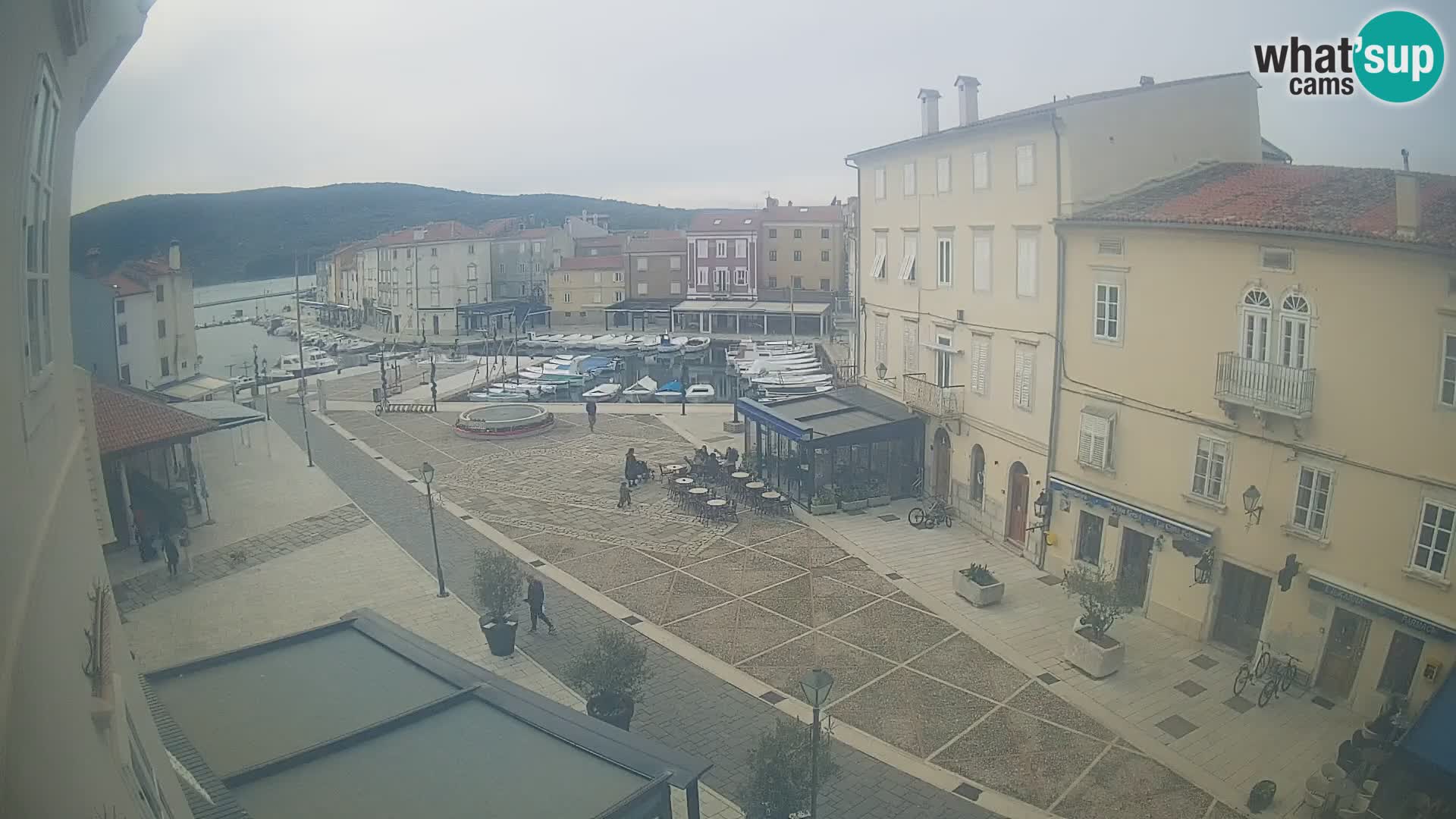 Cámara en vivo ciudad de Cres – plaza principal y “mandrač” – isla de Cres – Croacia