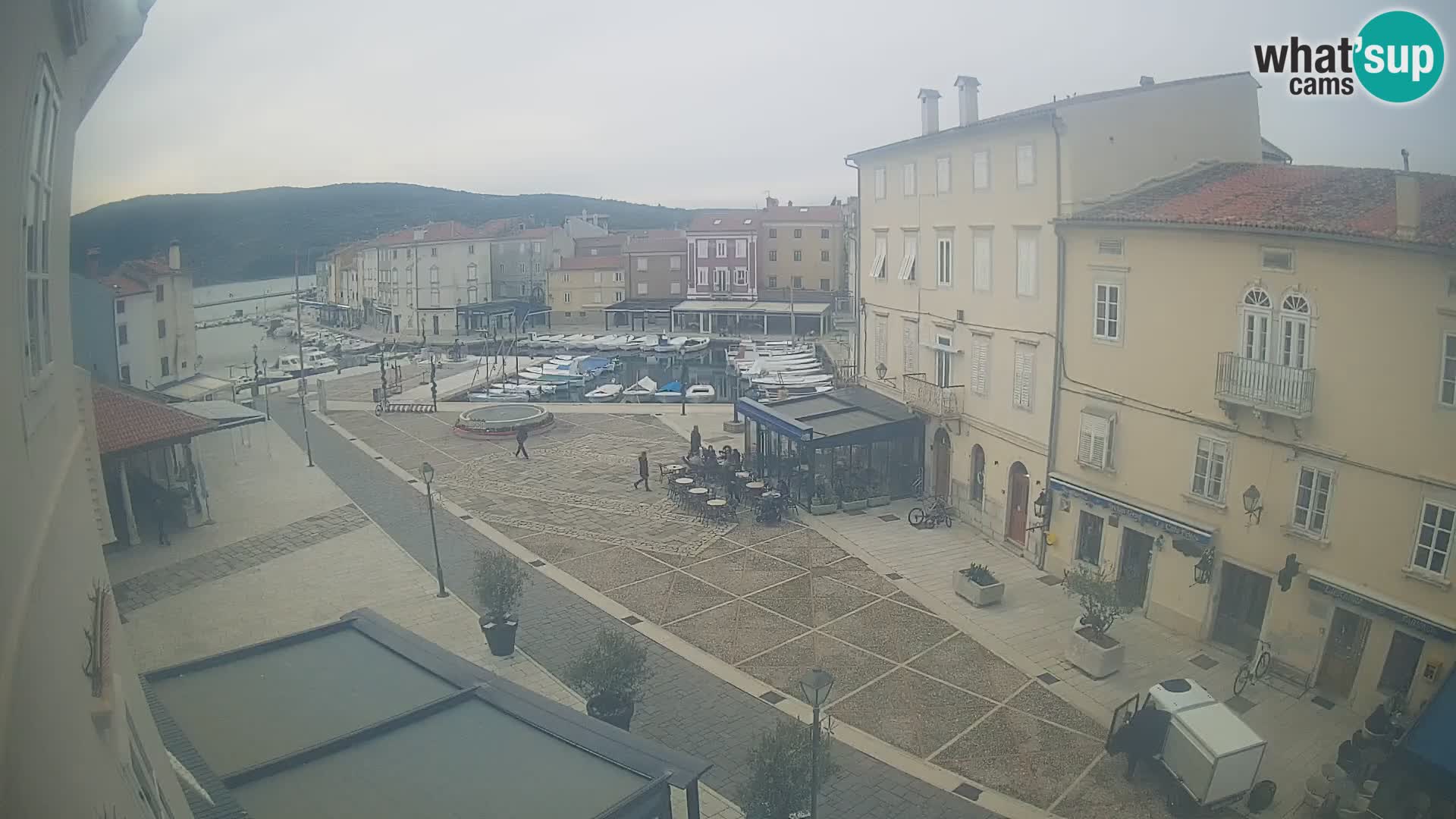Cámara en vivo ciudad de Cres – plaza principal y “mandrač” – isla de Cres – Croacia