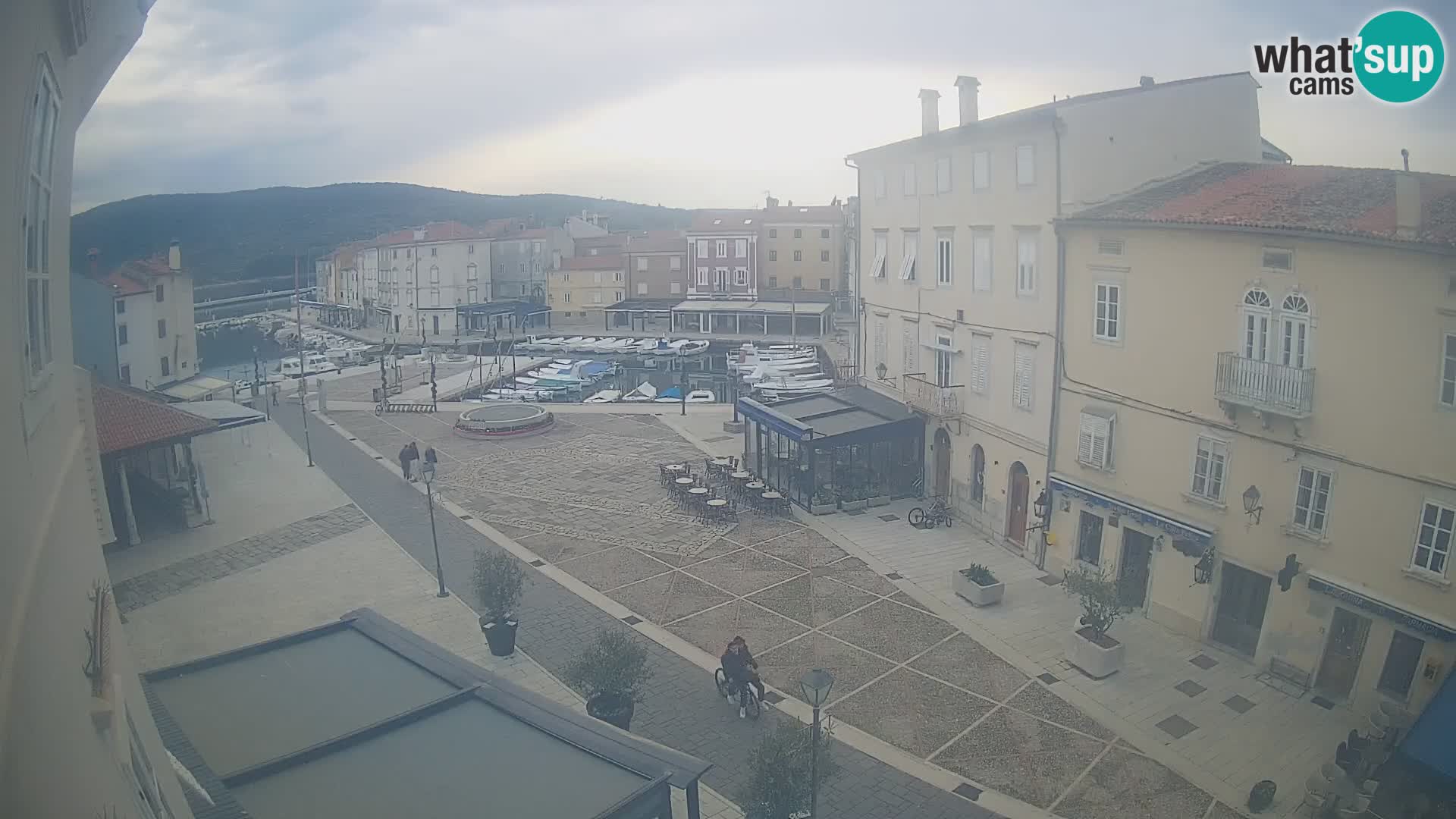 Web kamera Grad Cres – glavni trg i “mandrač” – otok Cres