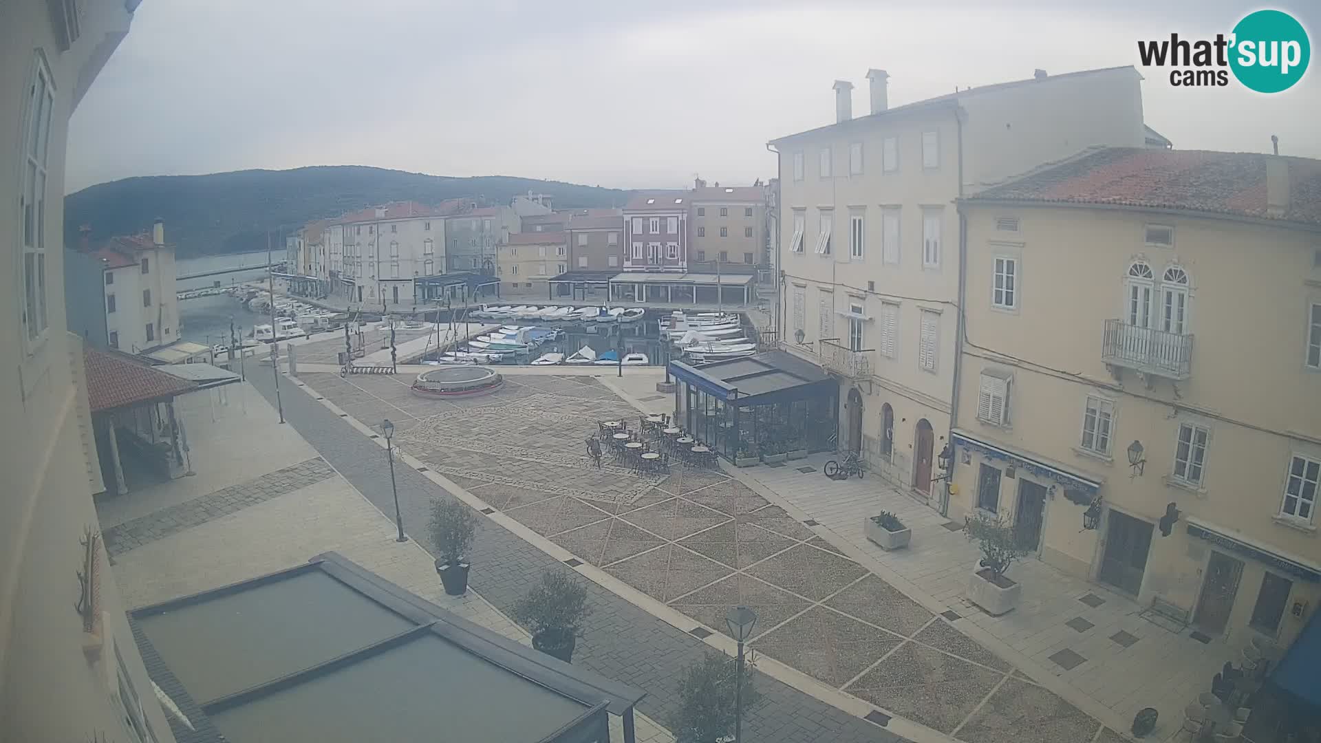 Web kamera Grad Cres – glavni trg i “mandrač” – otok Cres