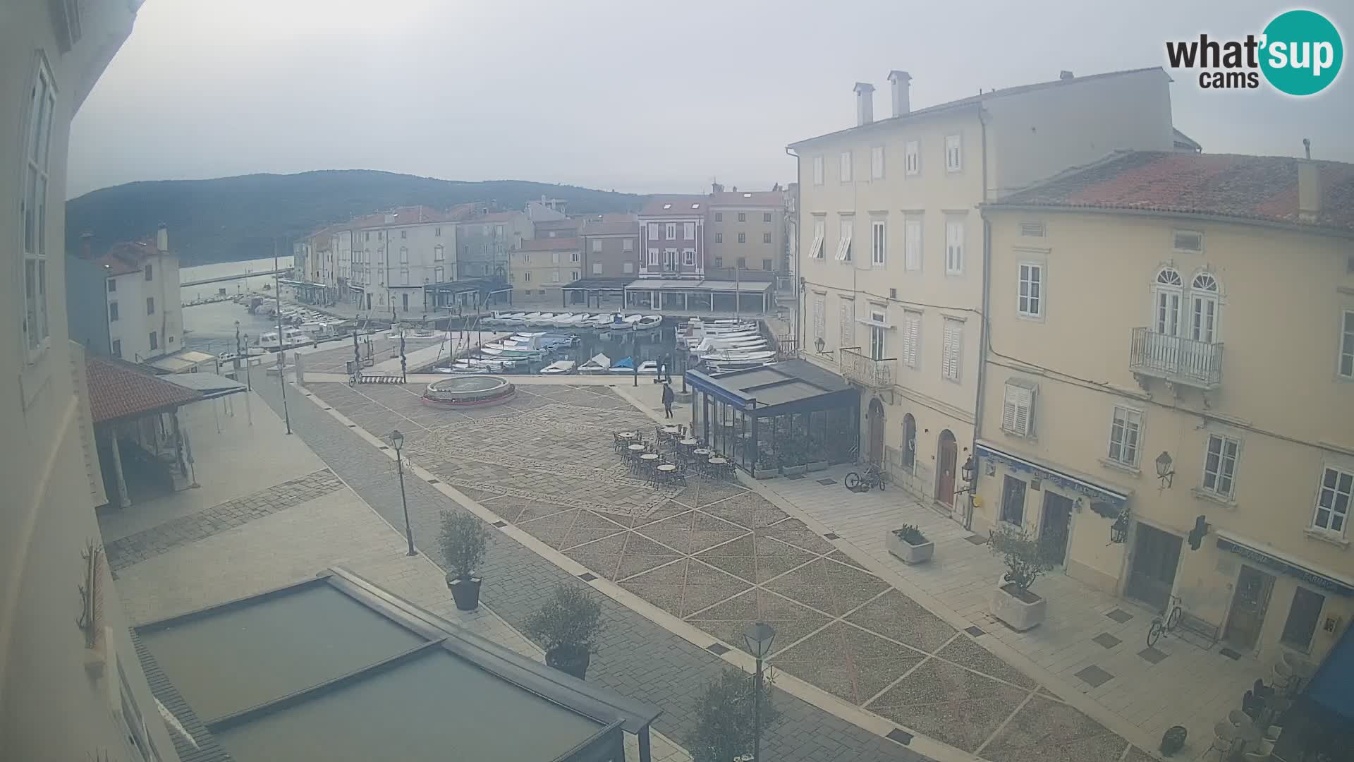 Cámara en vivo ciudad de Cres – plaza principal y “mandrač” – isla de Cres – Croacia