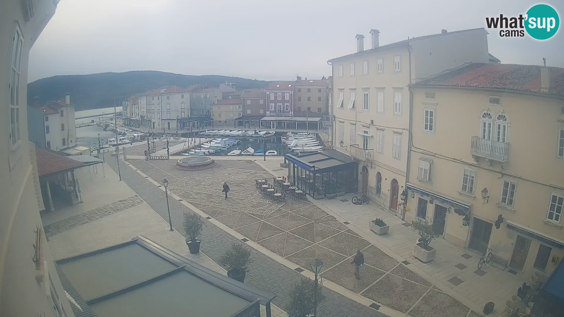 Web kamera Grad Cres – glavni trg i “mandrač” – otok Cres