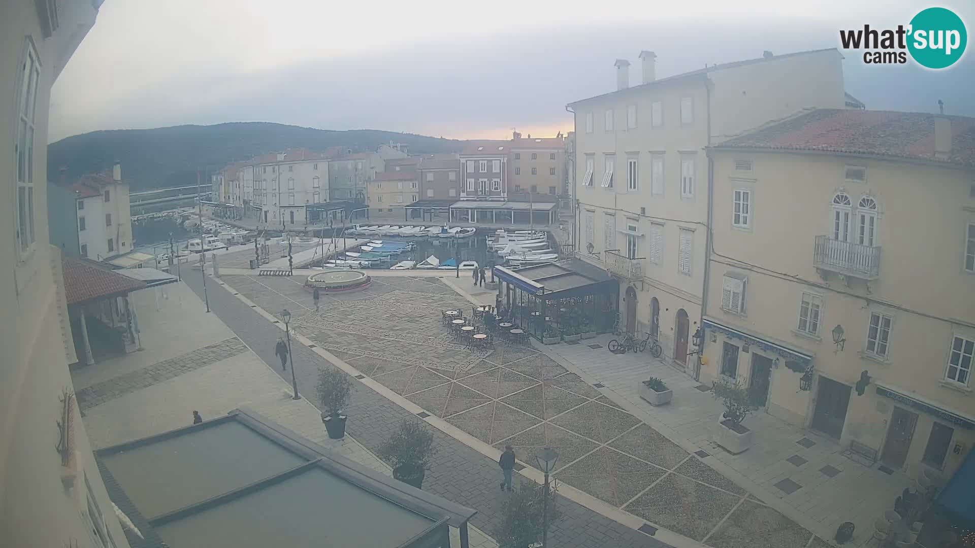 Cámara en vivo ciudad de Cres – plaza principal y “mandrač” – isla de Cres – Croacia