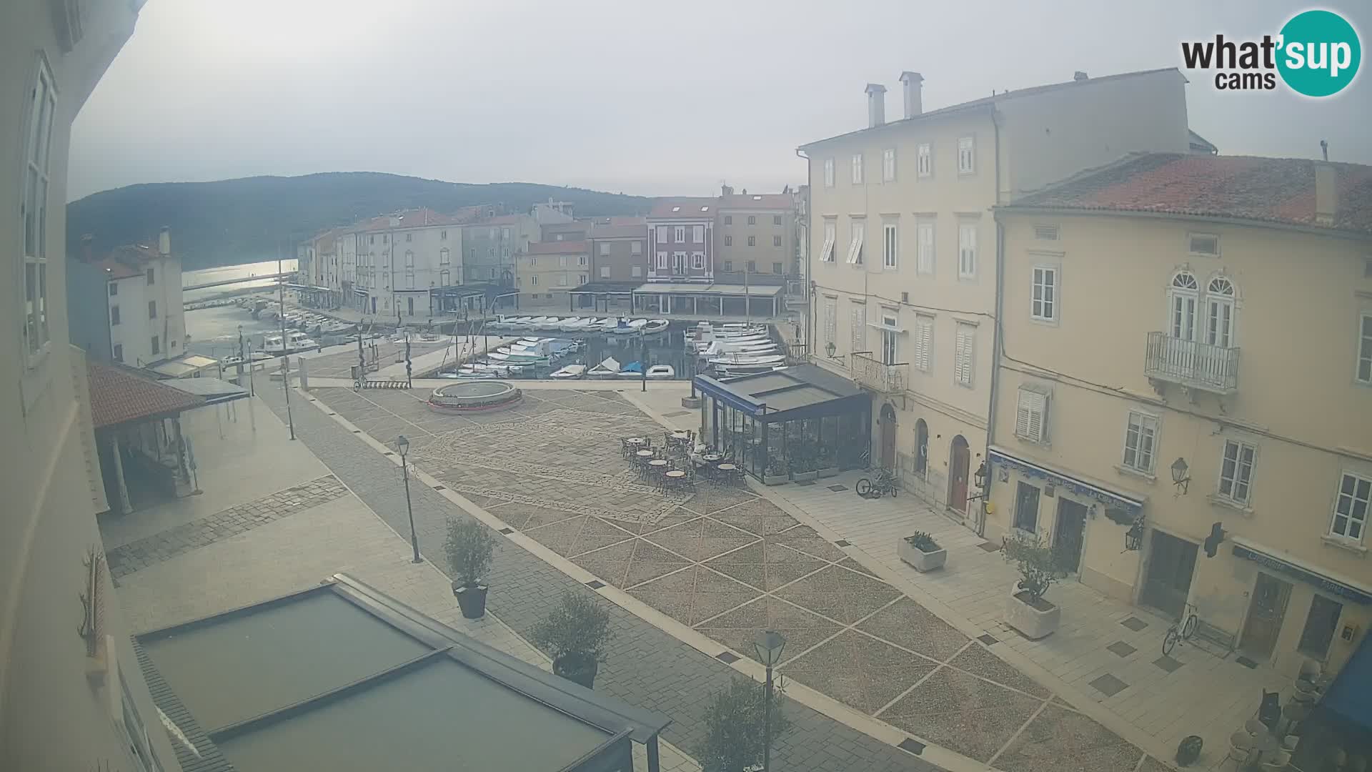 LIVE cam Cres city – place principale et “mandrač” – île de Cres – Croatie