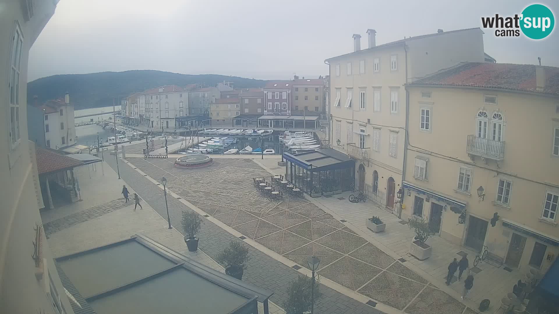 Cámara en vivo ciudad de Cres – plaza principal y “mandrač” – isla de Cres – Croacia