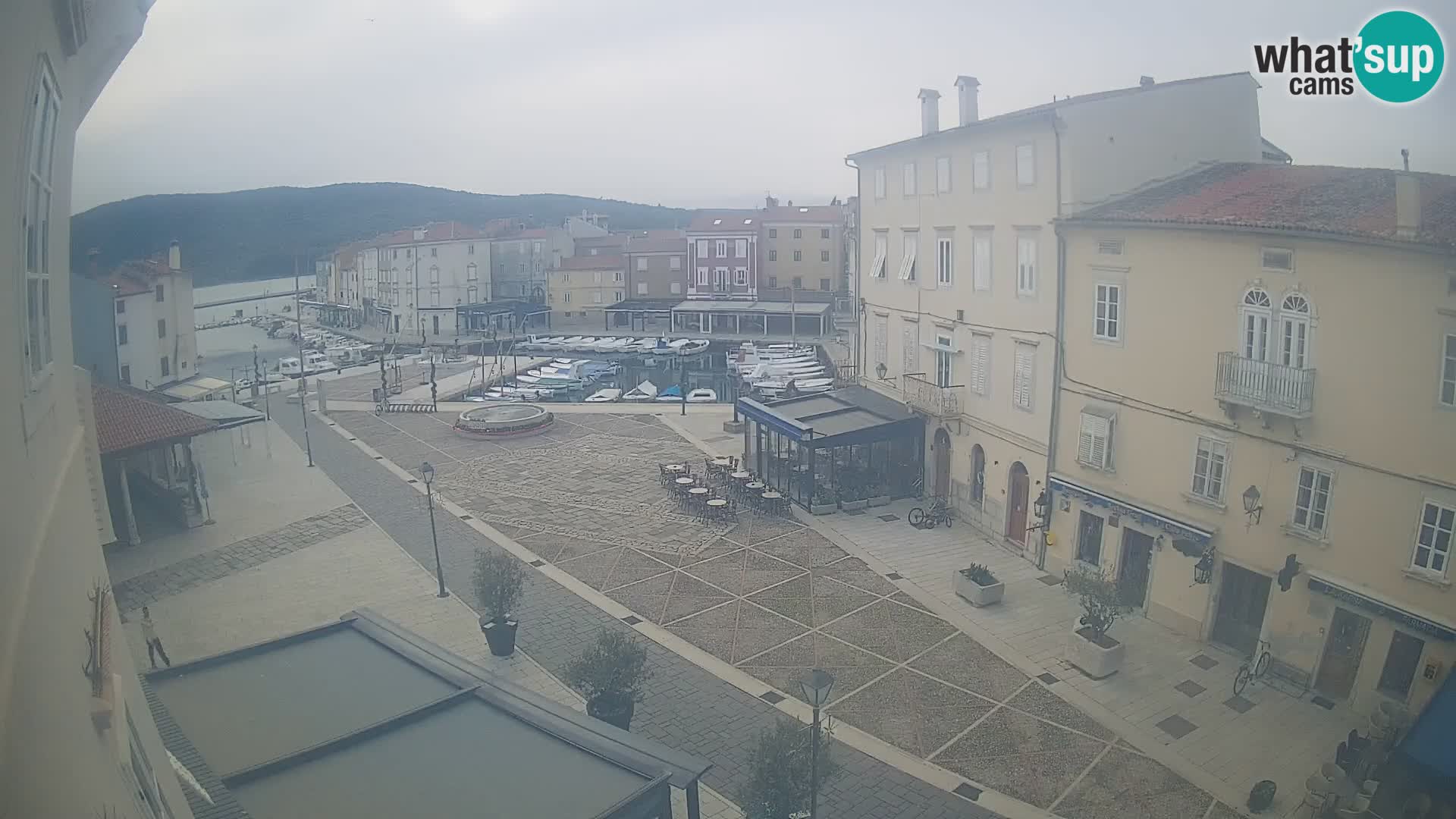 LIVE cam Cres city – place principale et “mandrač” – île de Cres – Croatie