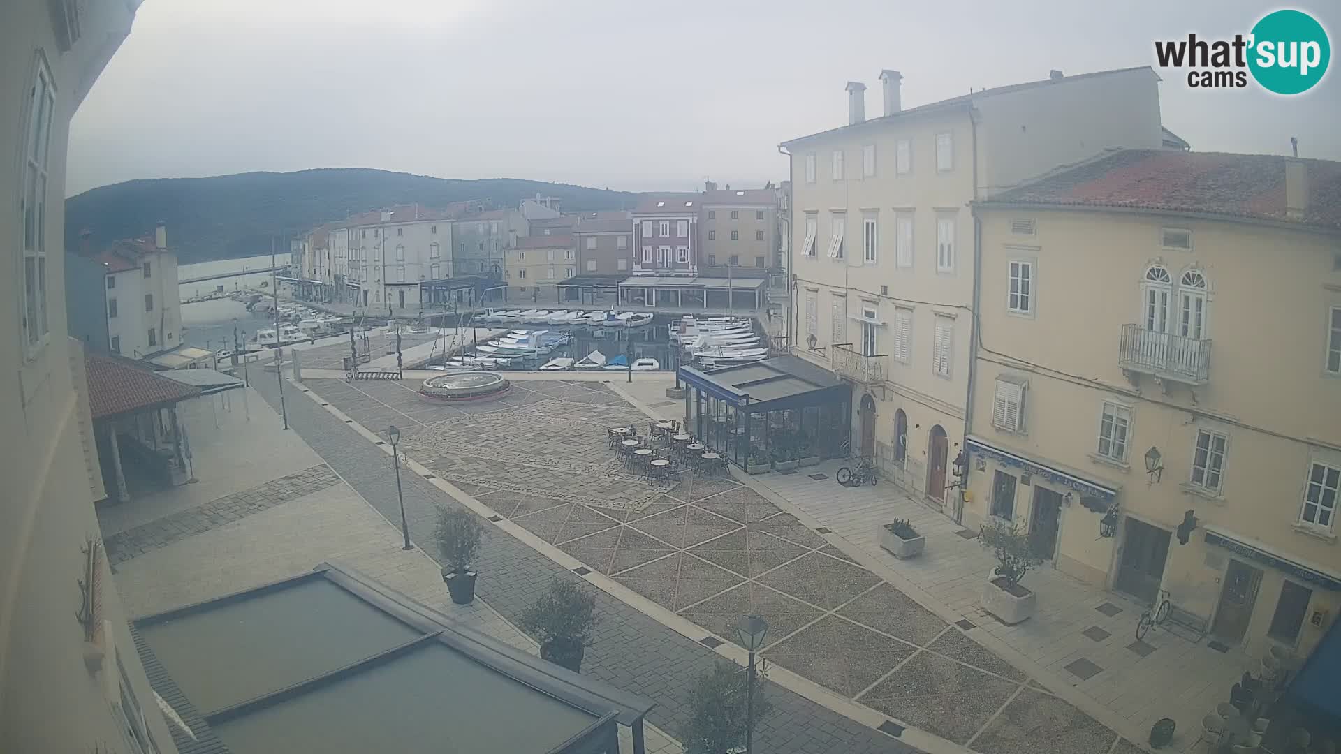 Cámara en vivo ciudad de Cres – plaza principal y “mandrač” – isla de Cres – Croacia