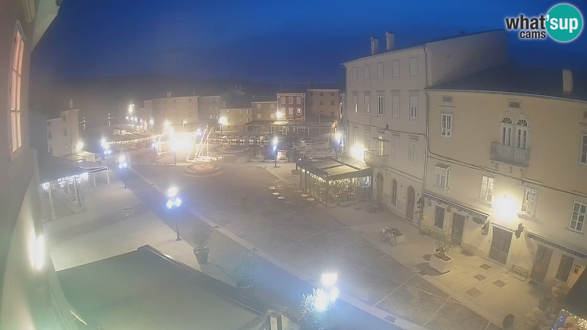 V ŽIVO spletna kamera Cres mesto – glavni trg in “mandrač” – otok Cres – Hrvaška