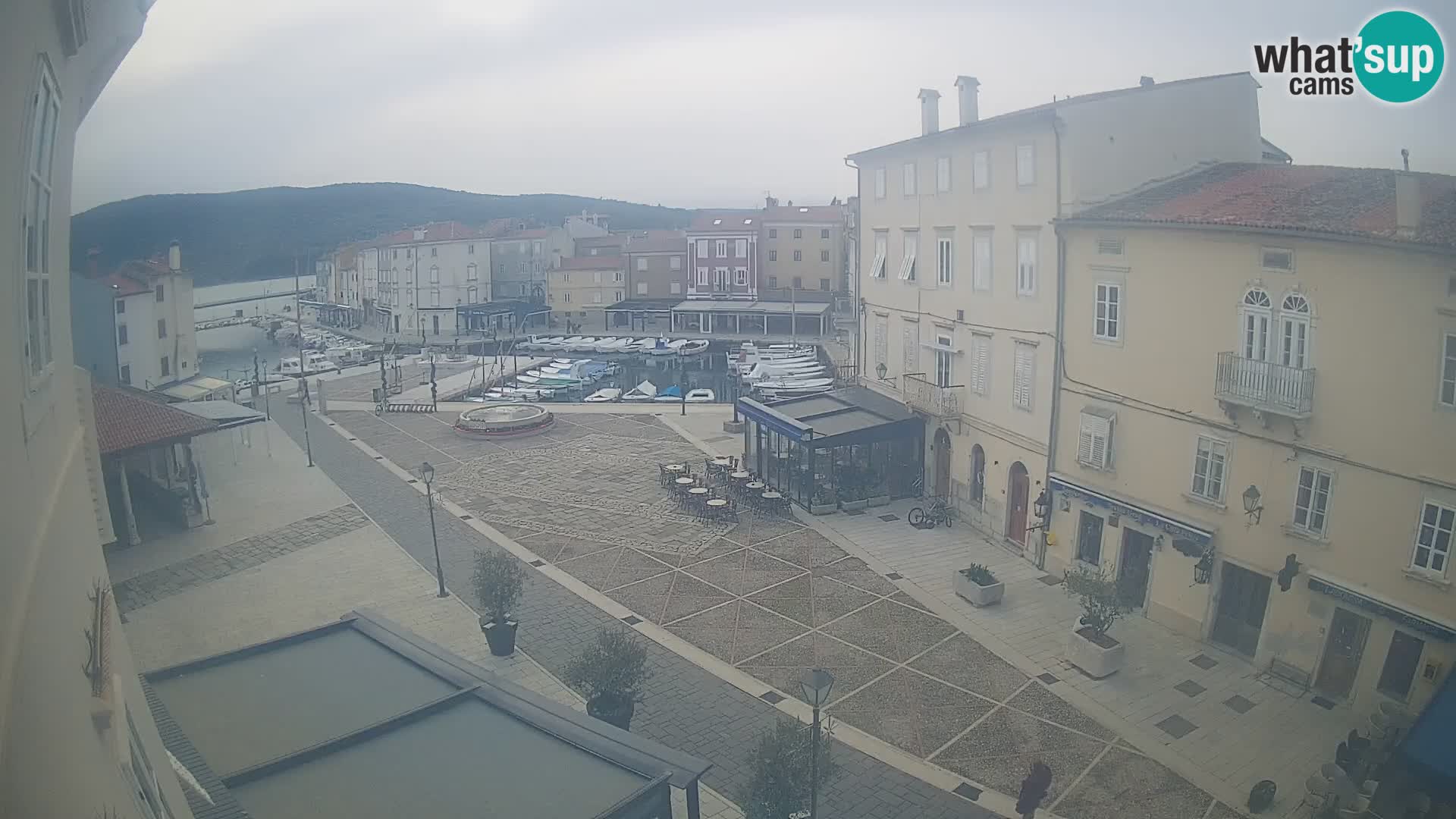 LIVE cam Cres city – place principale et “mandrač” – île de Cres – Croatie