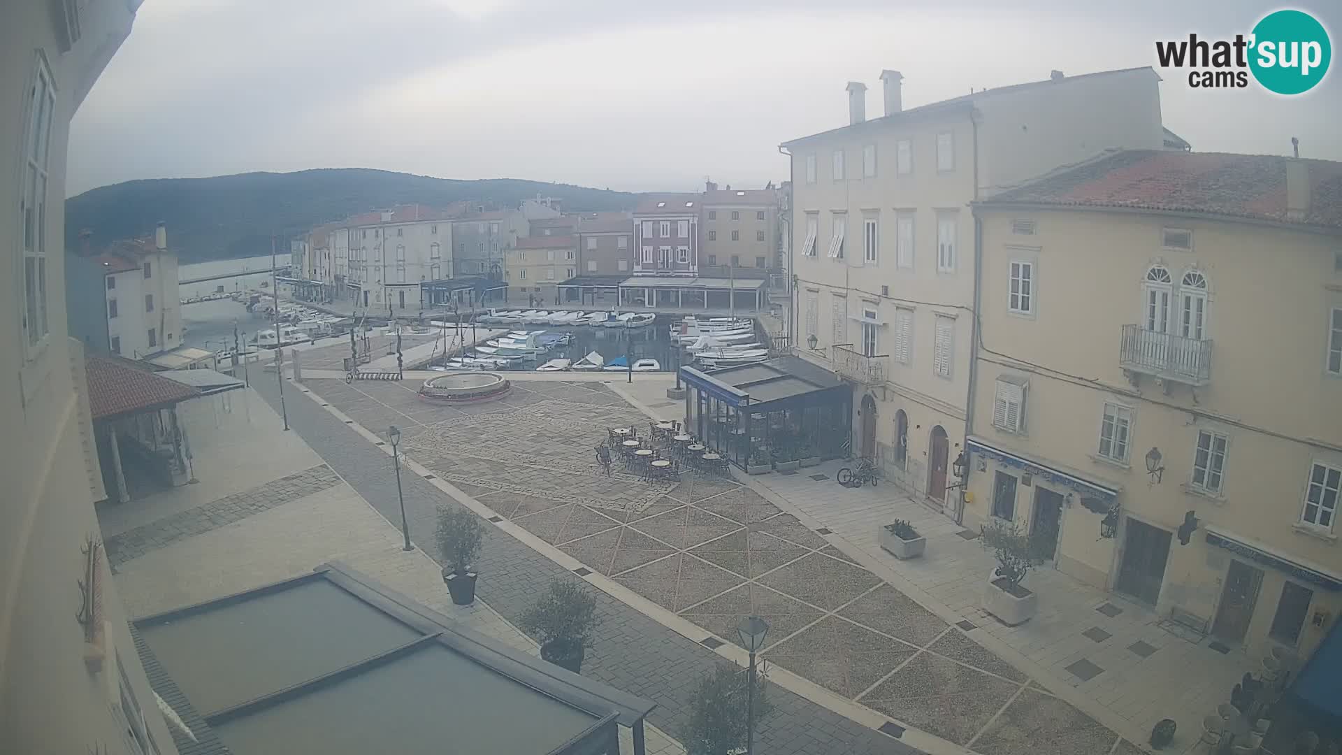 Web kamera Grad Cres – glavni trg i “mandrač” – otok Cres