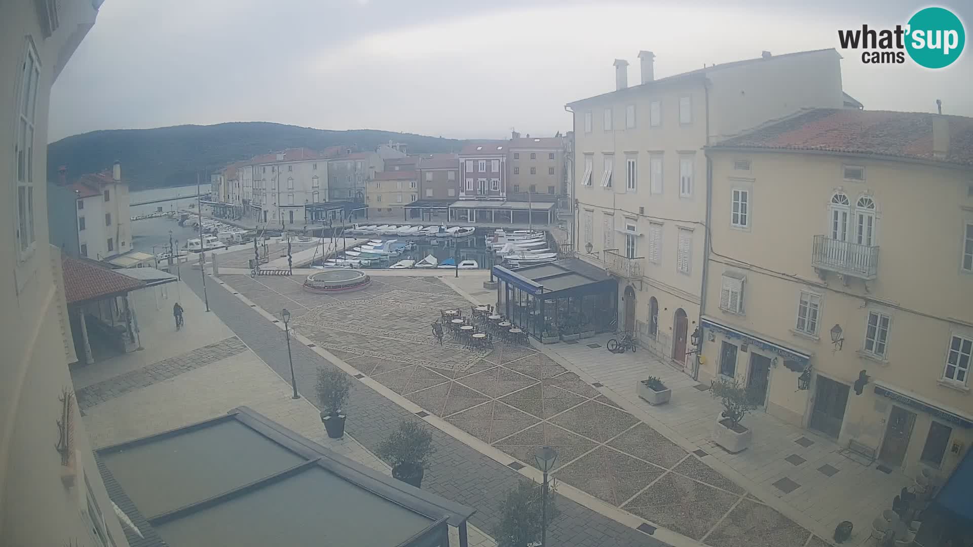 Web kamera Grad Cres – glavni trg i “mandrač” – otok Cres