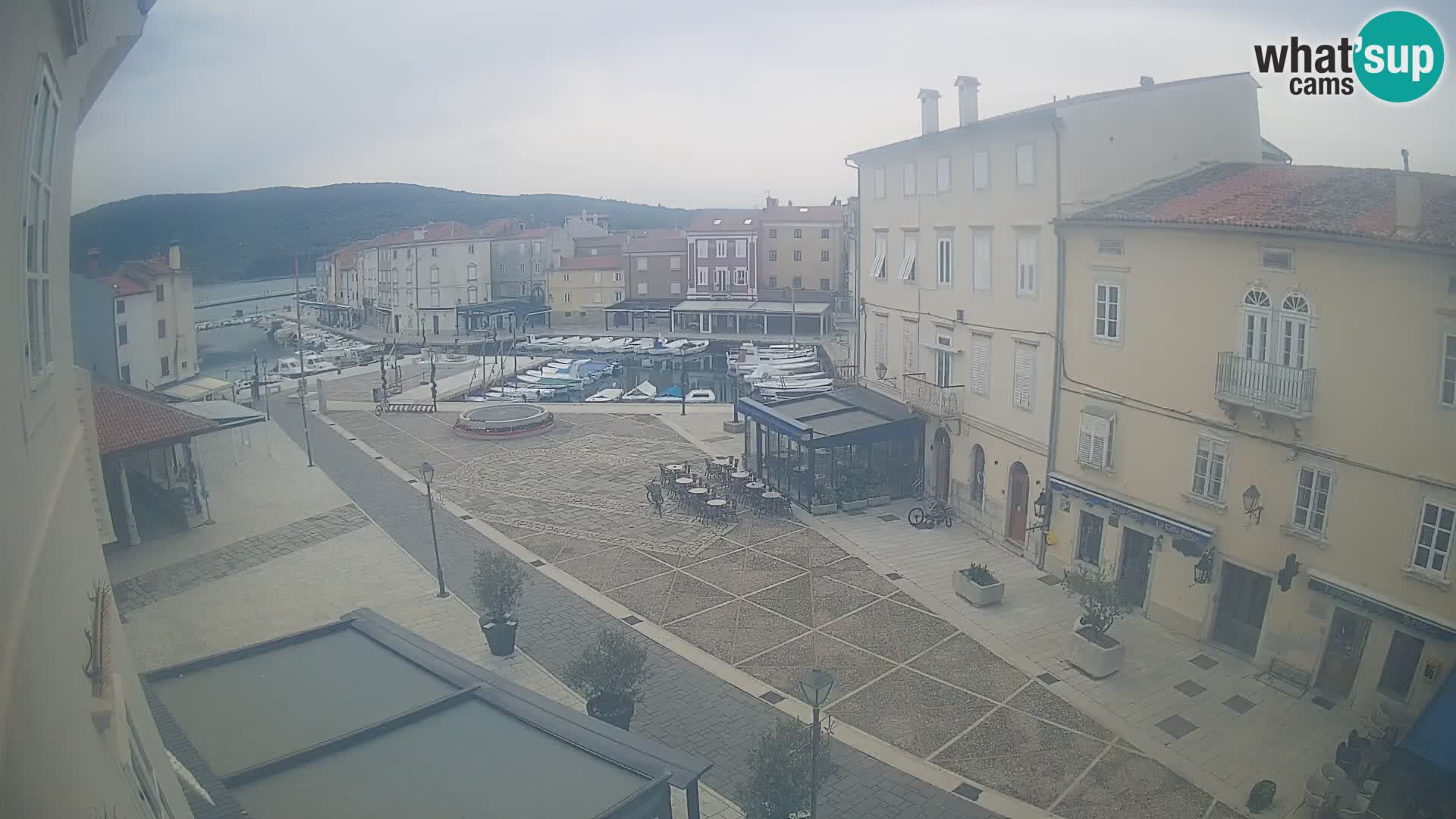 Cámara en vivo ciudad de Cres – plaza principal y “mandrač” – isla de Cres – Croacia