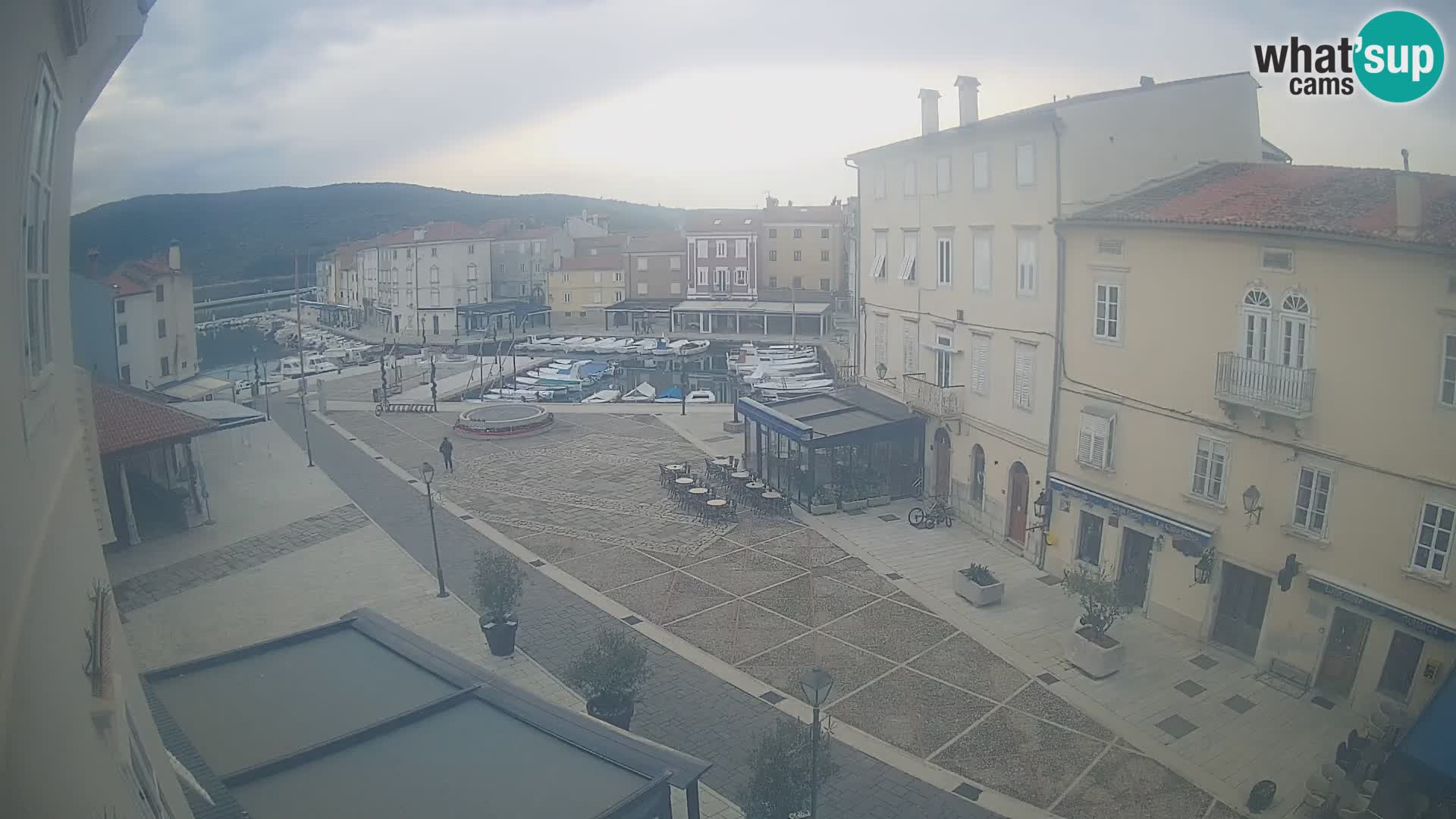 Cámara en vivo ciudad de Cres – plaza principal y “mandrač” – isla de Cres – Croacia