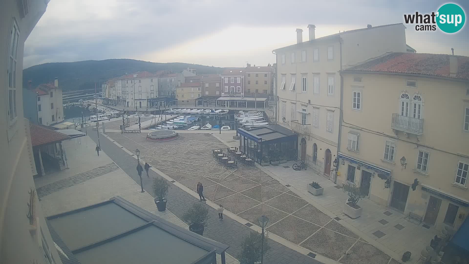Cámara en vivo ciudad de Cres – plaza principal y “mandrač” – isla de Cres – Croacia