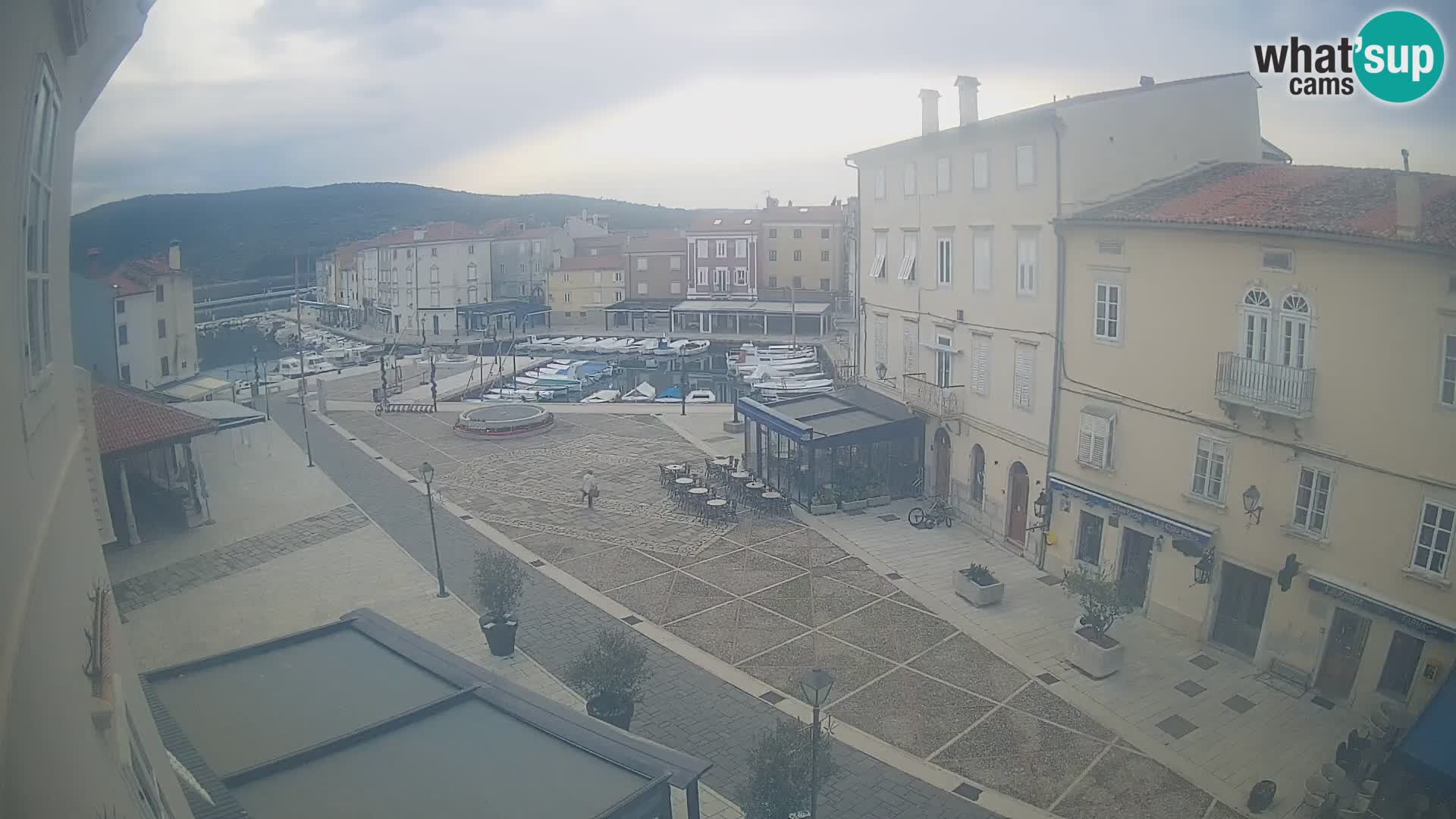 Web kamera Grad Cres – glavni trg i “mandrač” – otok Cres