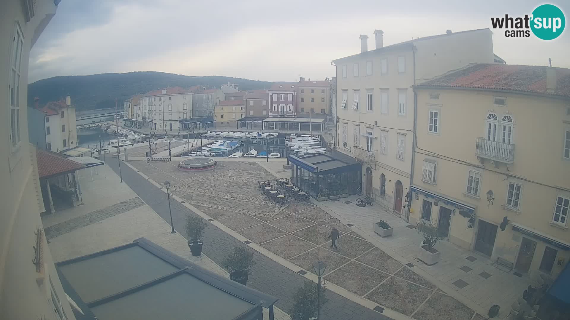V ŽIVO spletna kamera Cres mesto – glavni trg in “mandrač” – otok Cres – Hrvaška