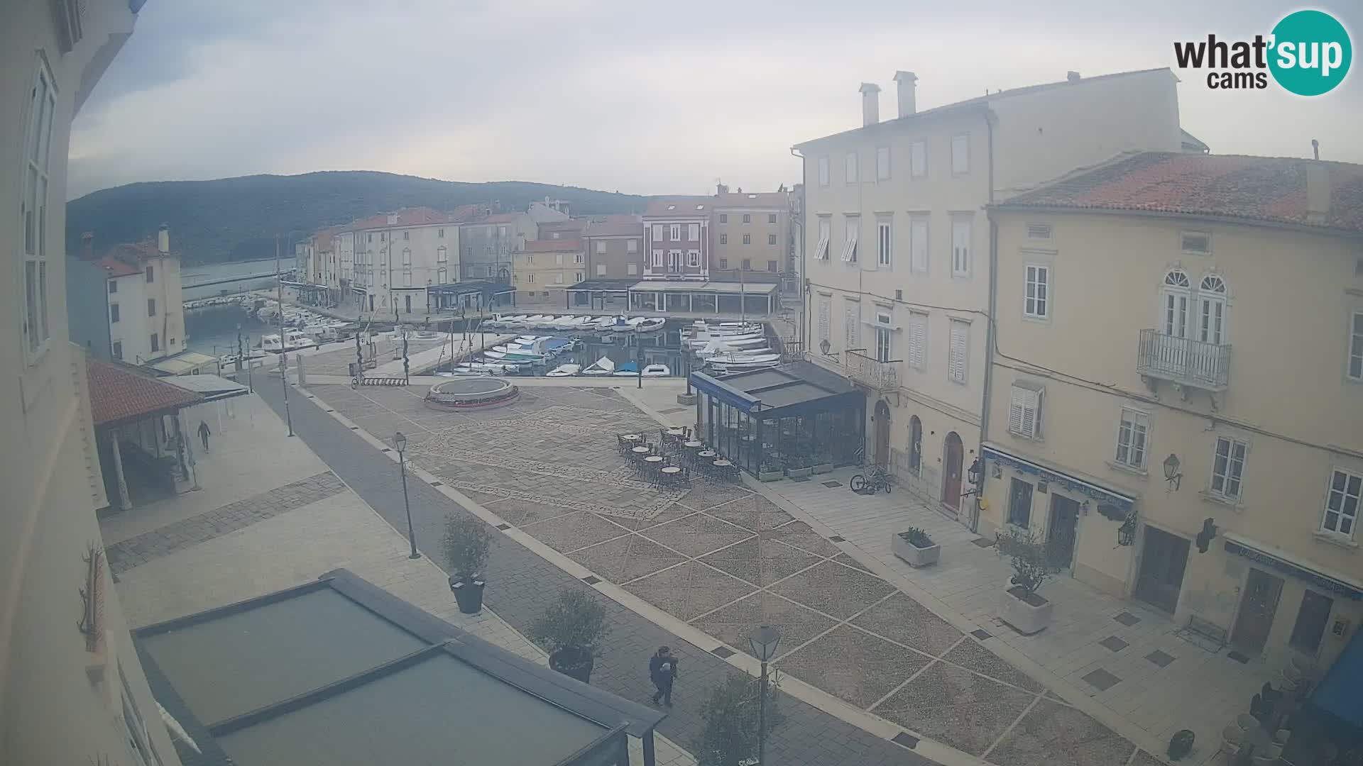 LIVE cam Cres city – place principale et “mandrač” – île de Cres – Croatie