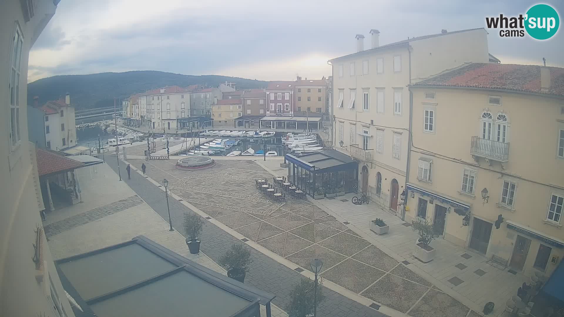 Web kamera Grad Cres – glavni trg i “mandrač” – otok Cres