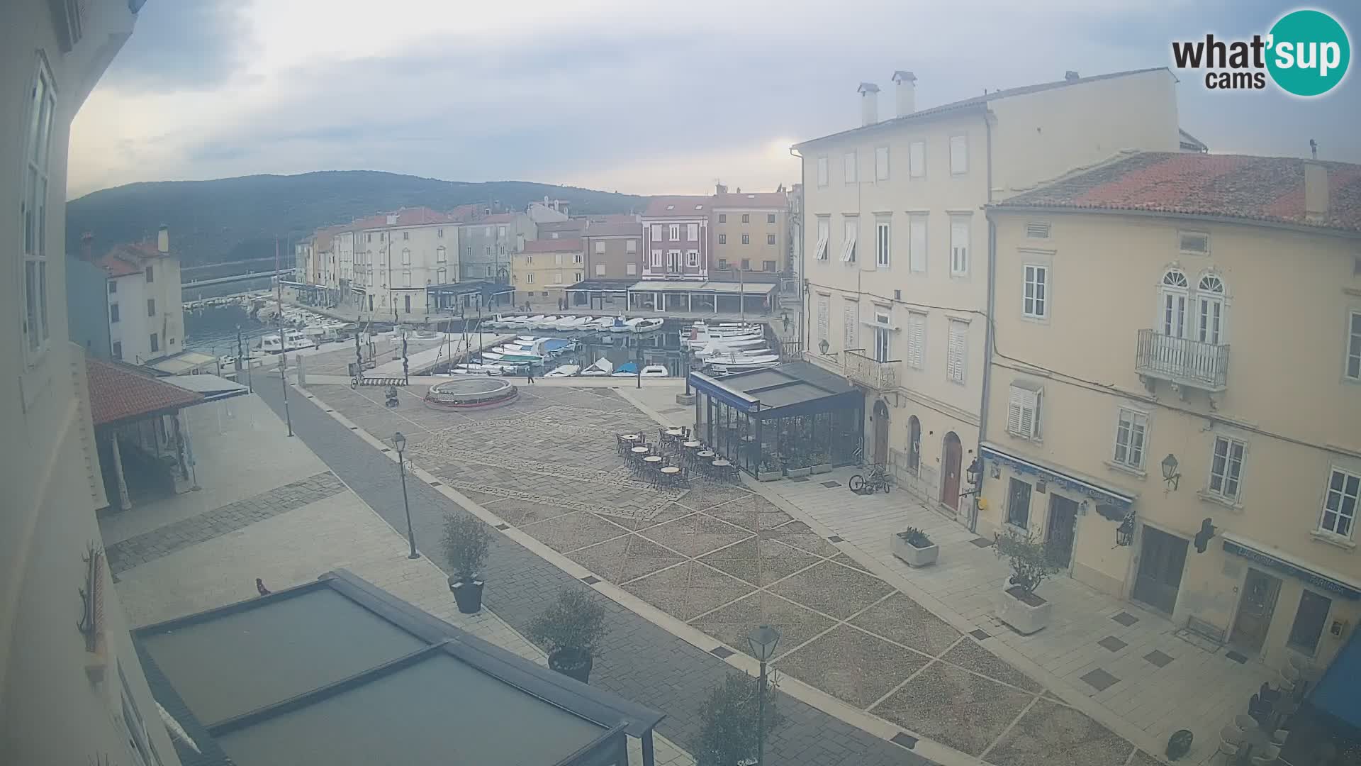 Web kamera Grad Cres – glavni trg i “mandrač” – otok Cres