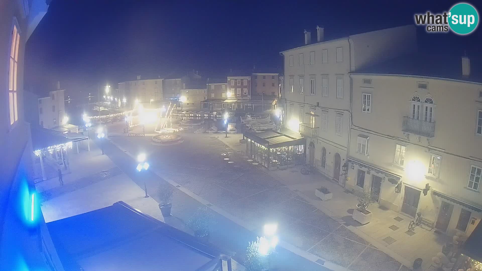 V ŽIVO spletna kamera Cres mesto – glavni trg in “mandrač” – otok Cres – Hrvaška