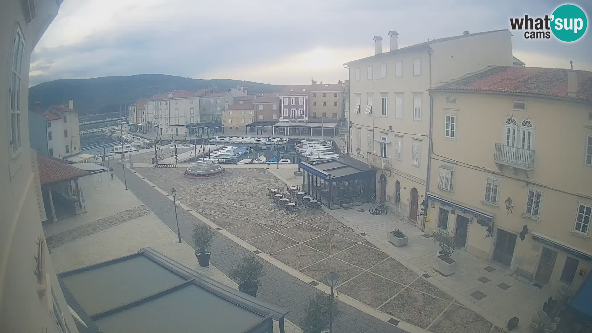LIVE cam Cres city – place principale et “mandrač” – île de Cres – Croatie