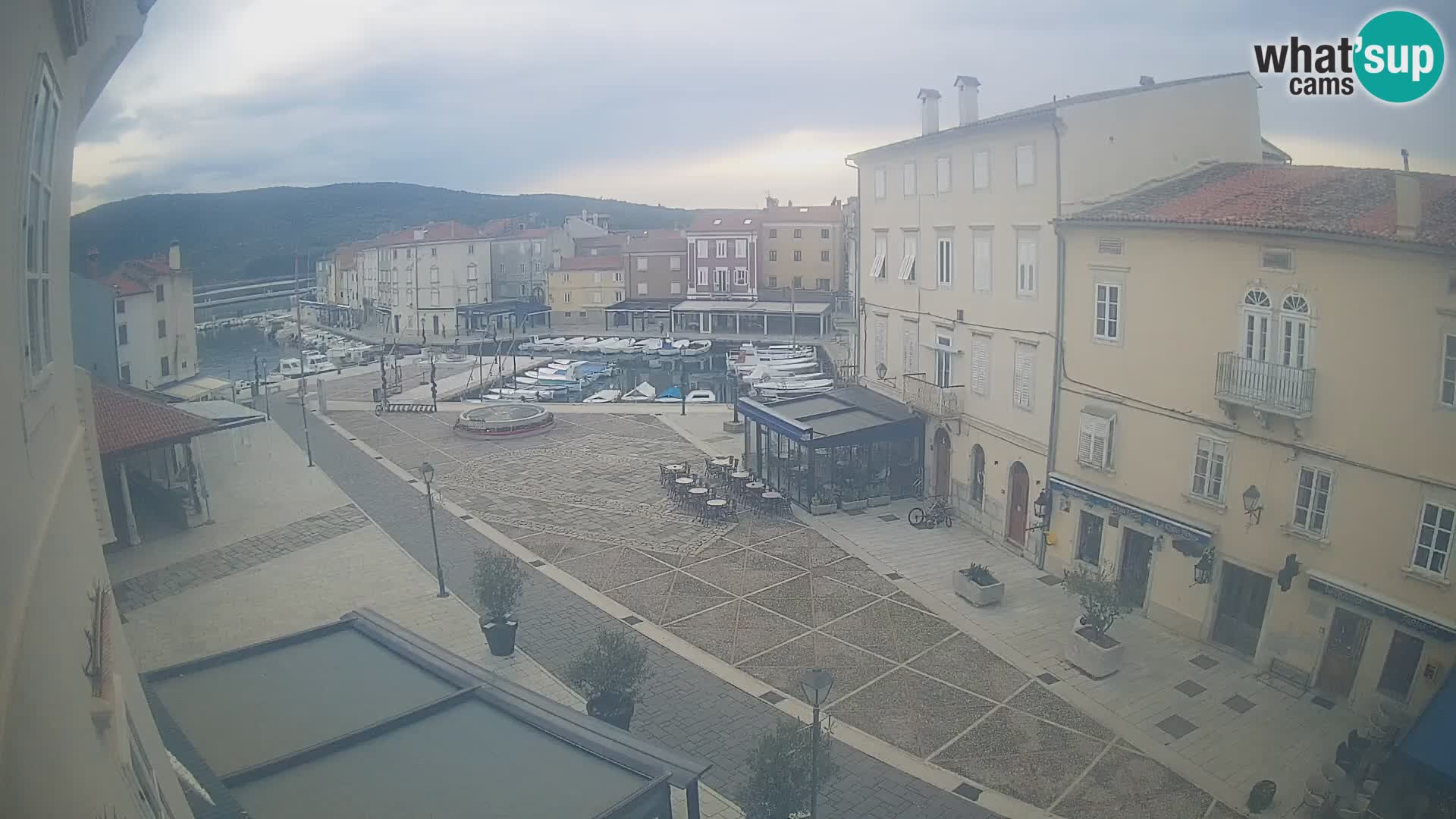 Web kamera Grad Cres – glavni trg i “mandrač” – otok Cres