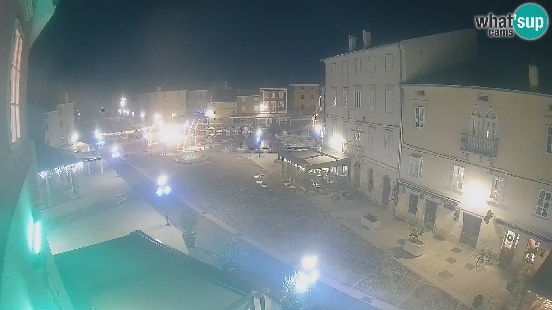 Web kamera Grad Cres – glavni trg i “mandrač” – otok Cres