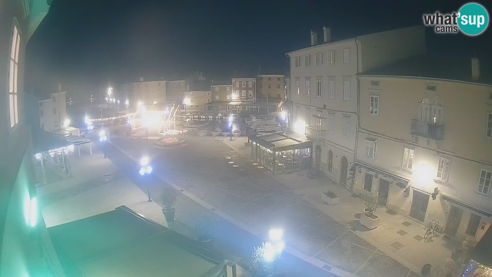 V ŽIVO spletna kamera Cres mesto – glavni trg in “mandrač” – otok Cres – Hrvaška