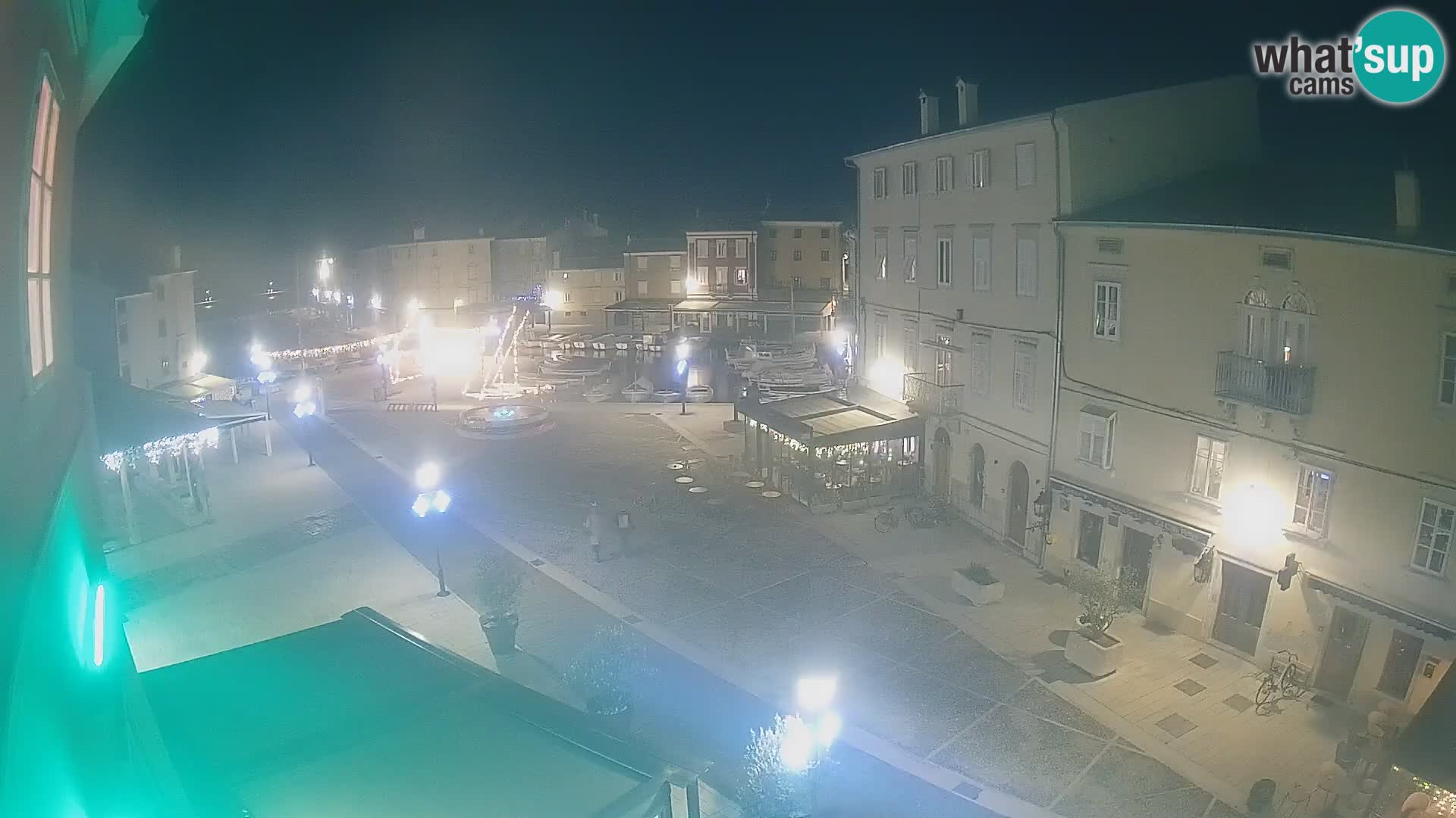 Web kamera Grad Cres – glavni trg i “mandrač” – otok Cres