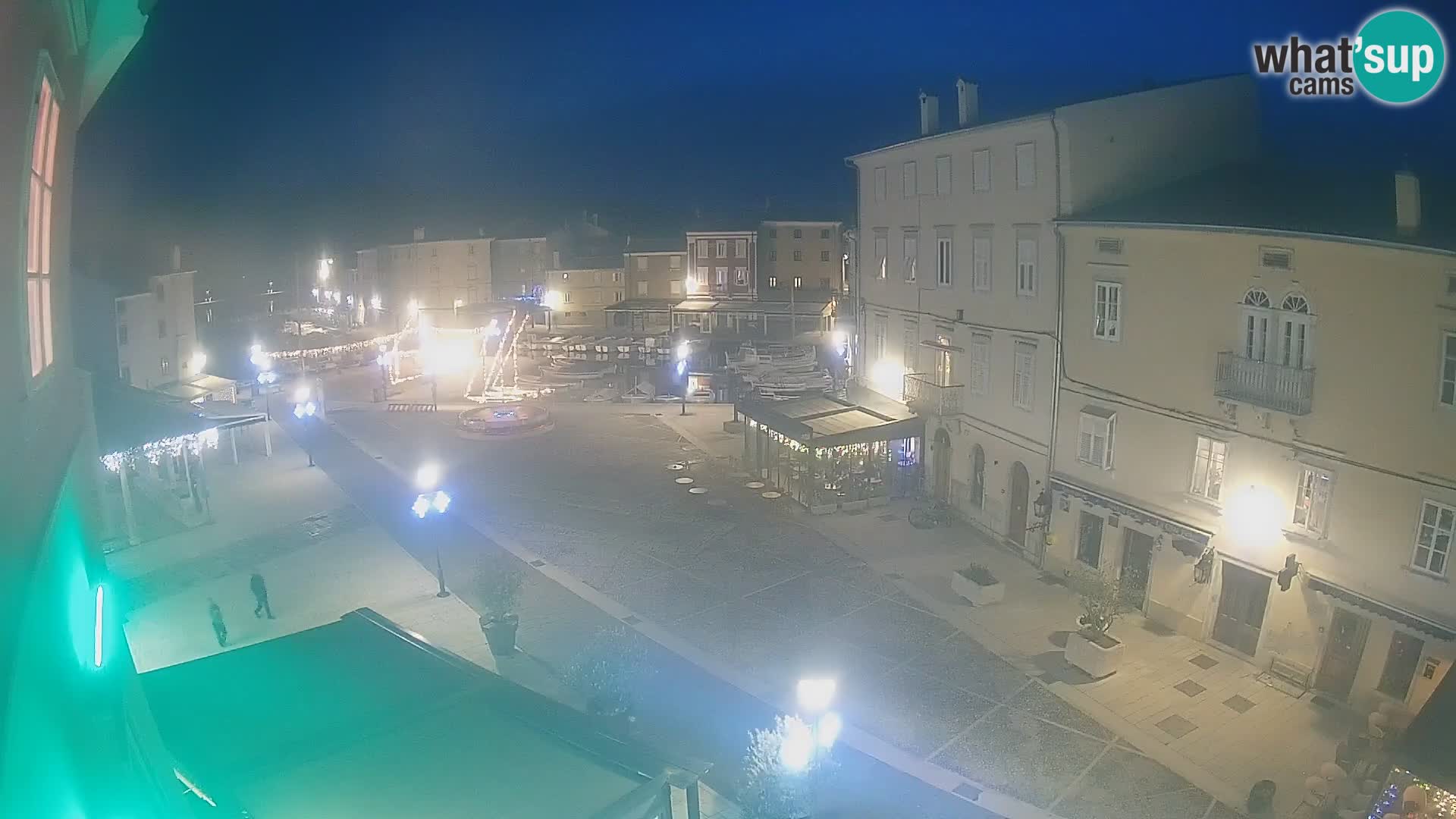 Web kamera Grad Cres – glavni trg i “mandrač” – otok Cres